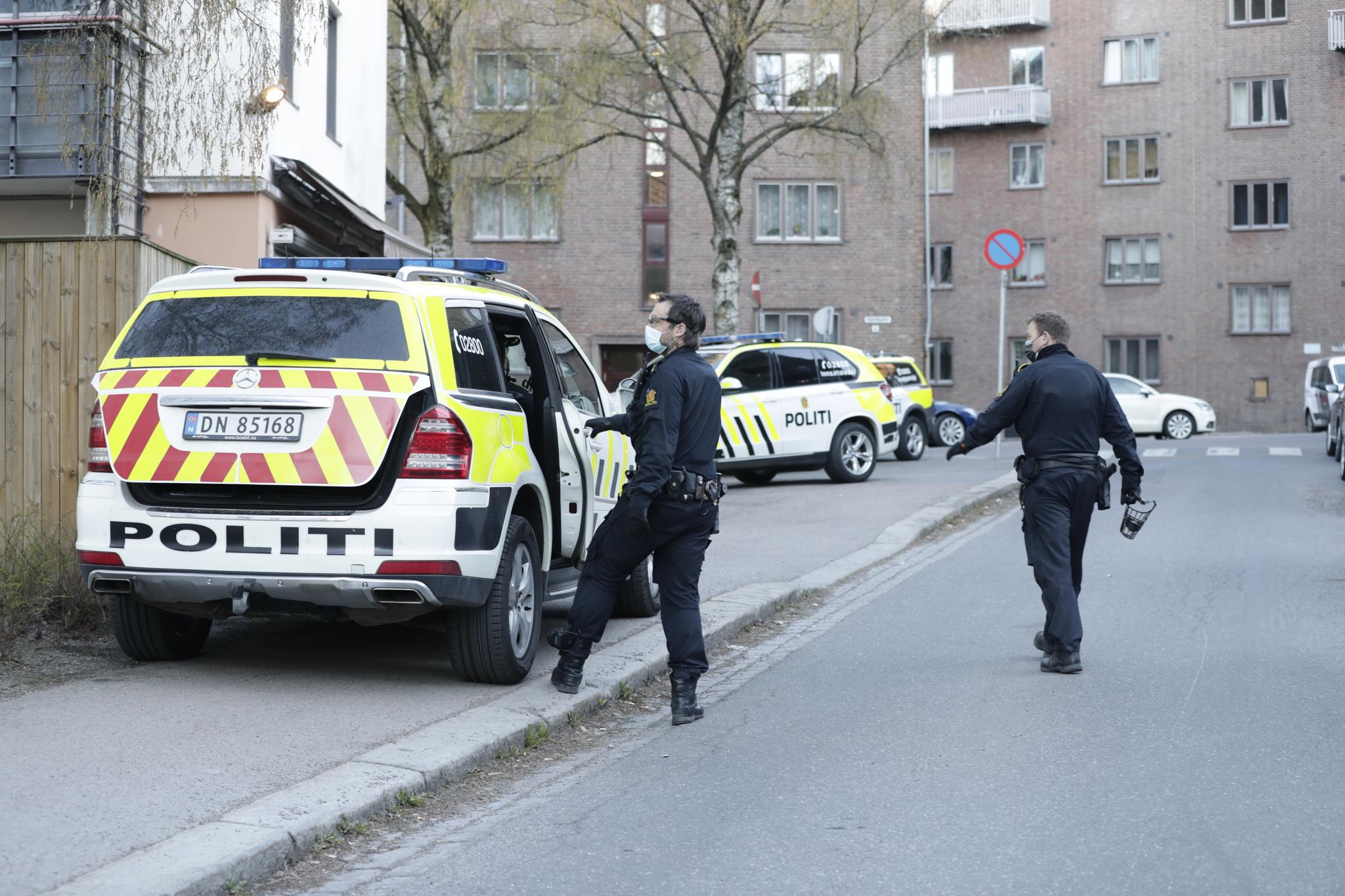 Politiet er med flere patruljer i Ålesundgata og i området rundt etter at en person er knivstukket og alvorlig skadd. 