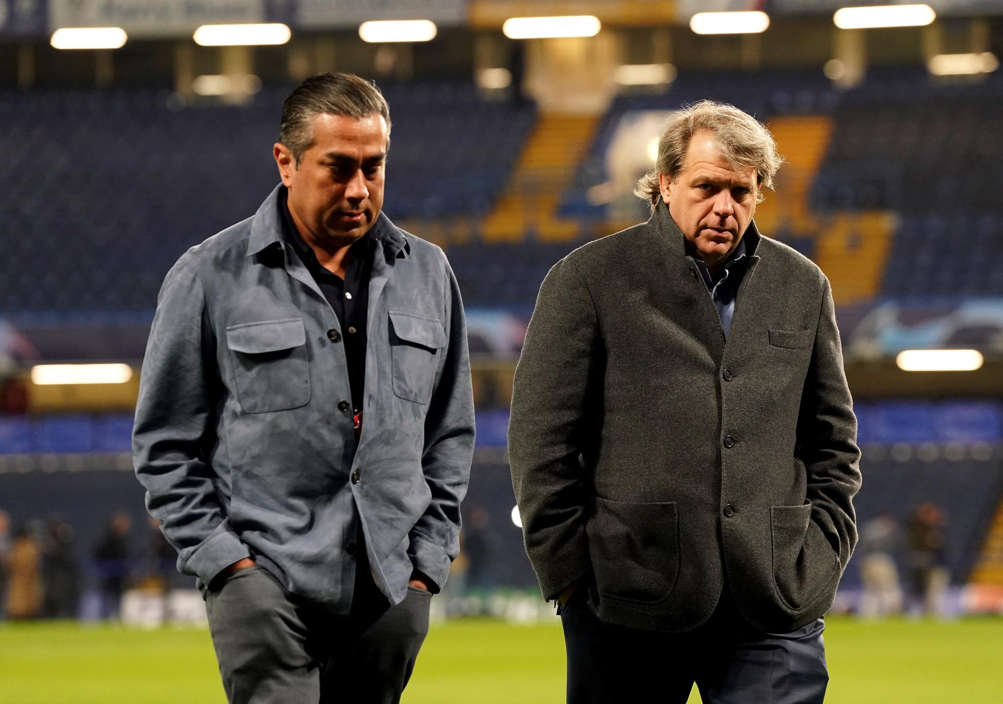 NYE EIERE: Chelsea-eier Todd Boehly (til høyre) og medeier Behdad Eghbali etter Chelseas tap på Stamford Bridge tirsdag.