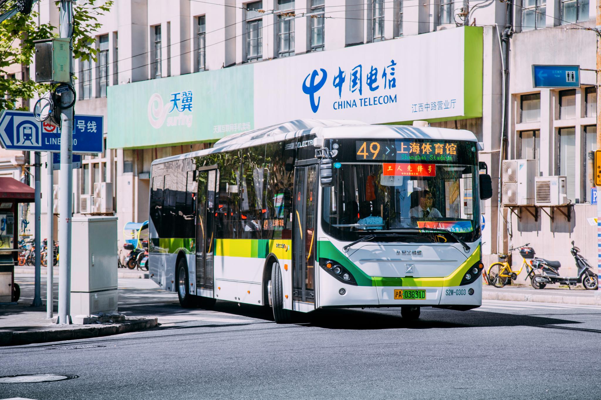 400.000 elektriske busser, som denne i Shanghai, ruller i dag rundt på kinesiske veier. Det sparer miljøet for enorme mengder CO₂-utslipp.