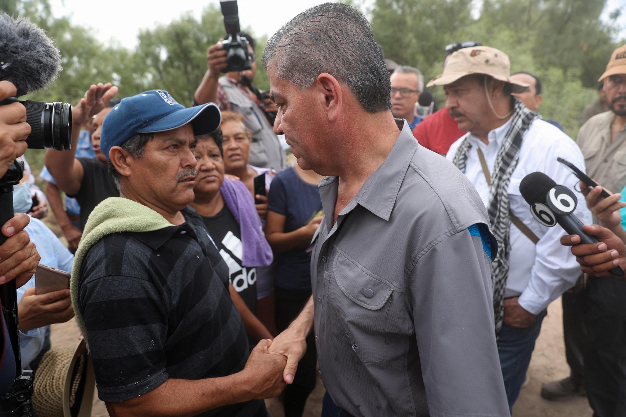 Coahuila-guvernør Miguel Riquelme, i grå skjorte, snakket med de innesperrede gruvearbeidernes familier ved ulykkesstedet, lørdag. 