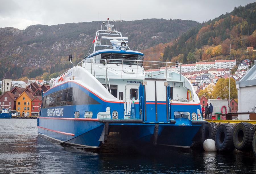 Et av Rødne-rederiets fjordcruise-båter i Bergen. 
