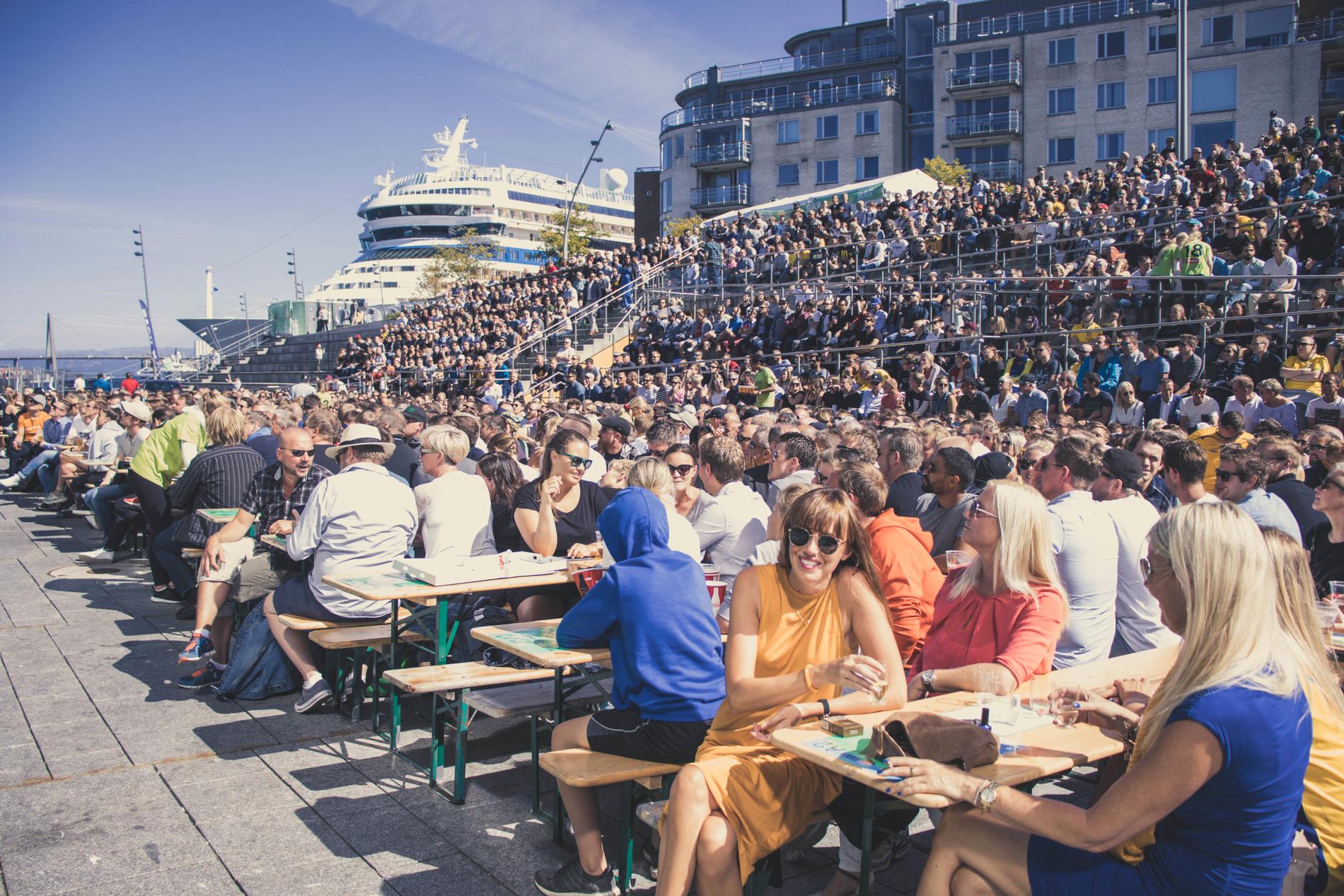 I 2018 samlet Fotballfeber tusenvis av folk i Stavanger. Det blir færre i år, utenfor Oljemuseet, med maks 400 personer.