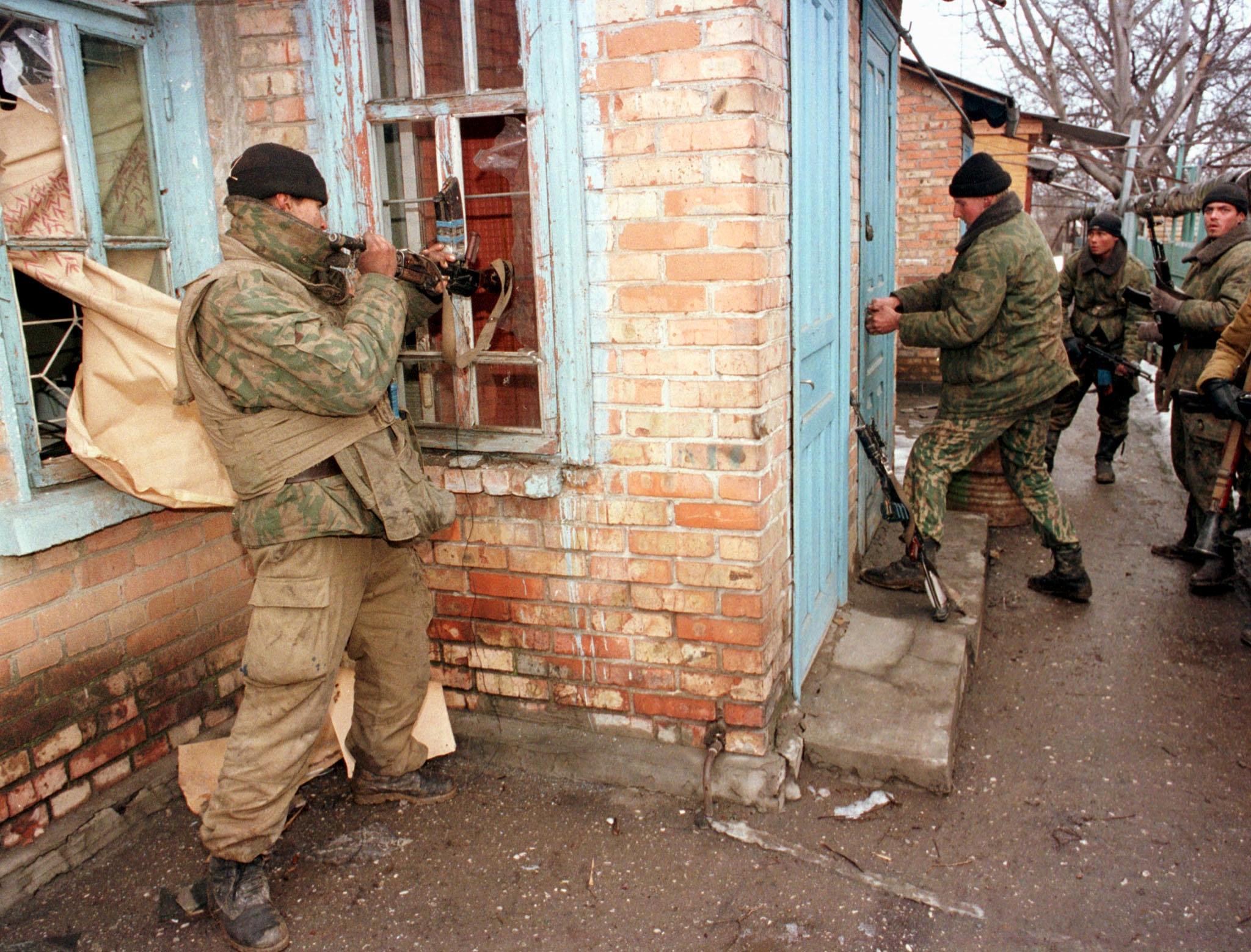 Russiske soldater i Grozny 7. februar 2000.