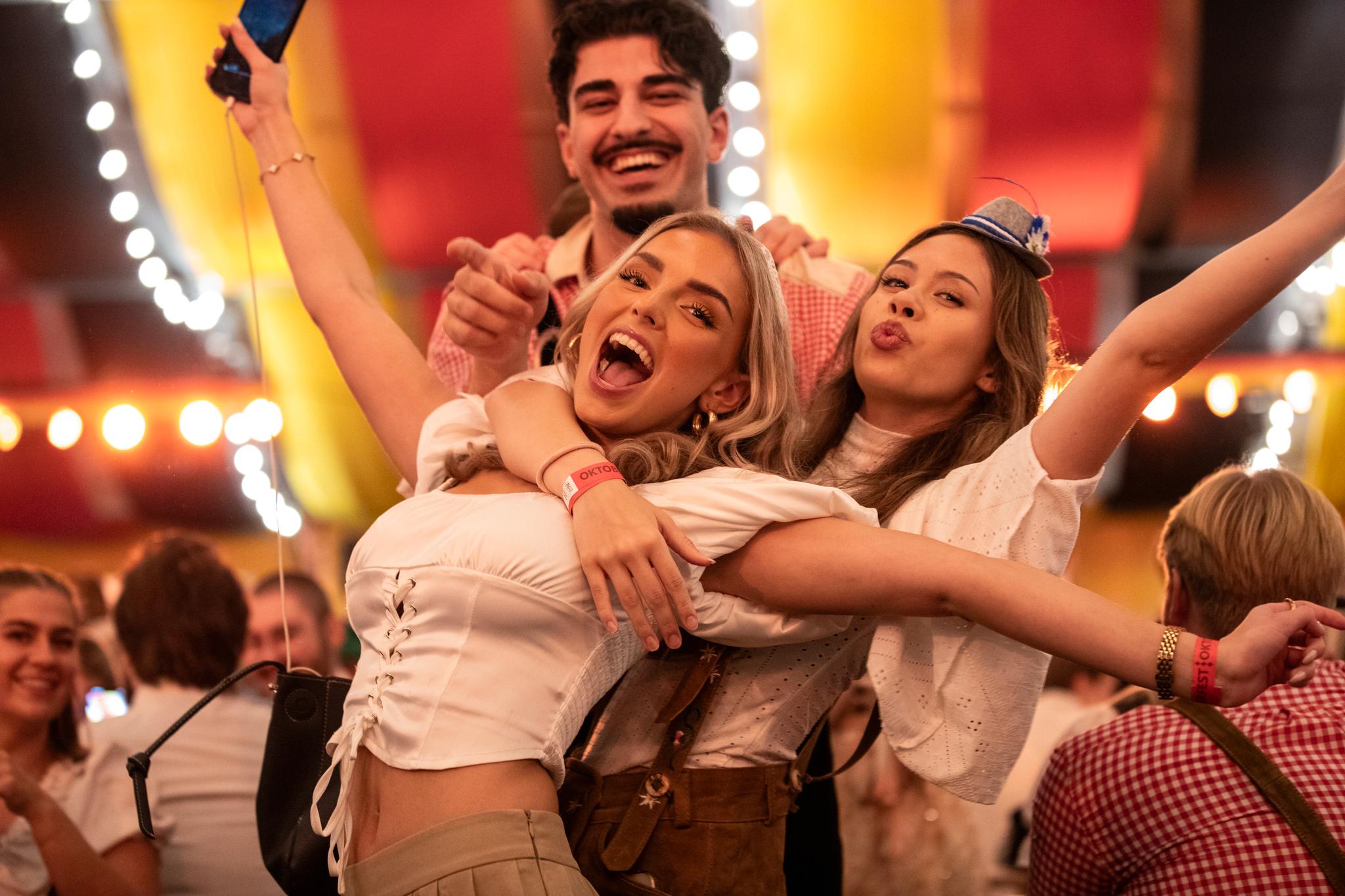 Frieri, lederhosen og øl – masse øl. Vi dro på Oktoberfest.