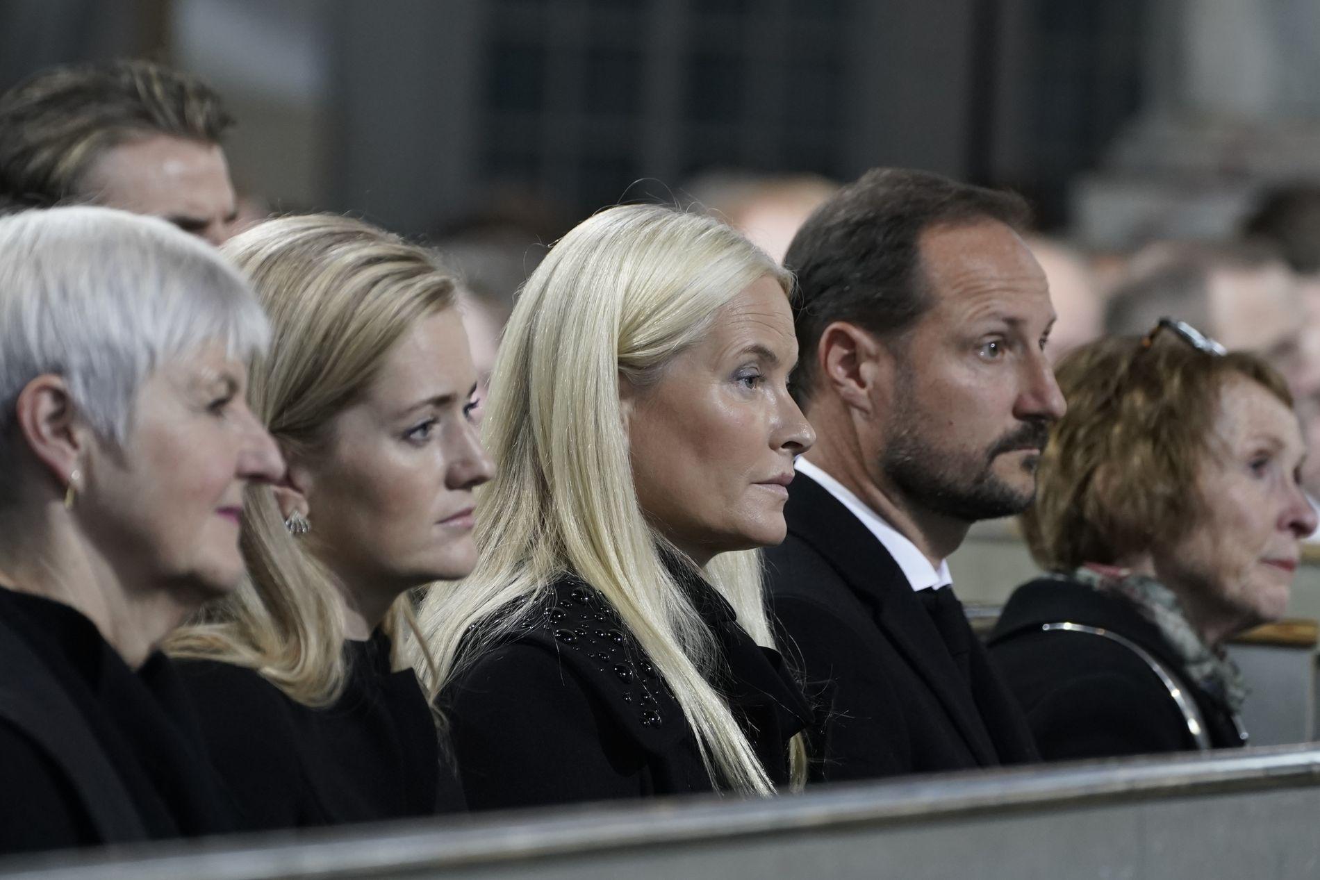 Kronprins Haakon og Kronprinsesse Mette-Marit deltok i sørgegudstjenesten i Kongsberg kirke i forbindelse med drapene på fem personer. 