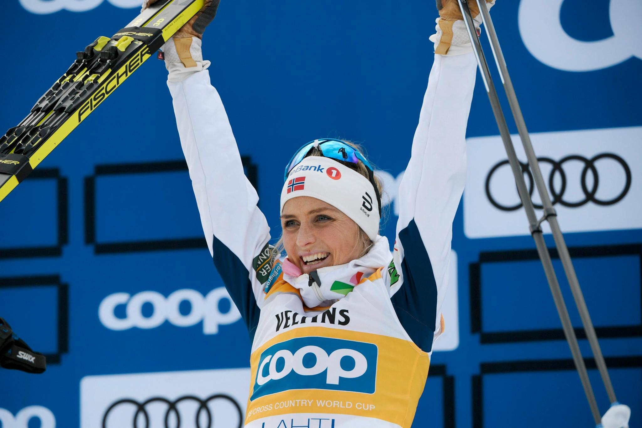 Therese Johaug jubler på toppen av seierspallen etter en knepen seier i Lahti.