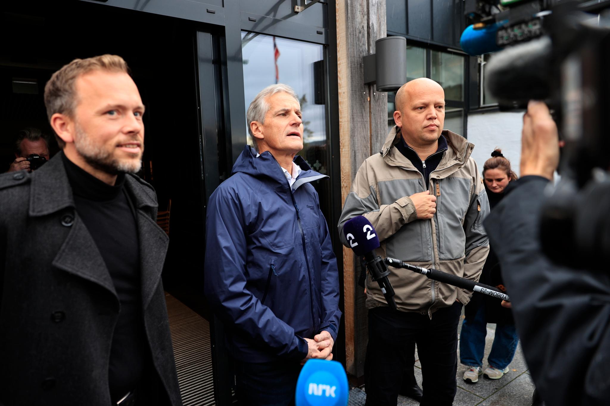 Påtroppende statsminister Jonas Gahr Støre har ledet sonderingssamtalene med Sp-leder Trygve Slagsvold Vedum (t.h.) og SV-leder Audun Lysbakken (t.v.)