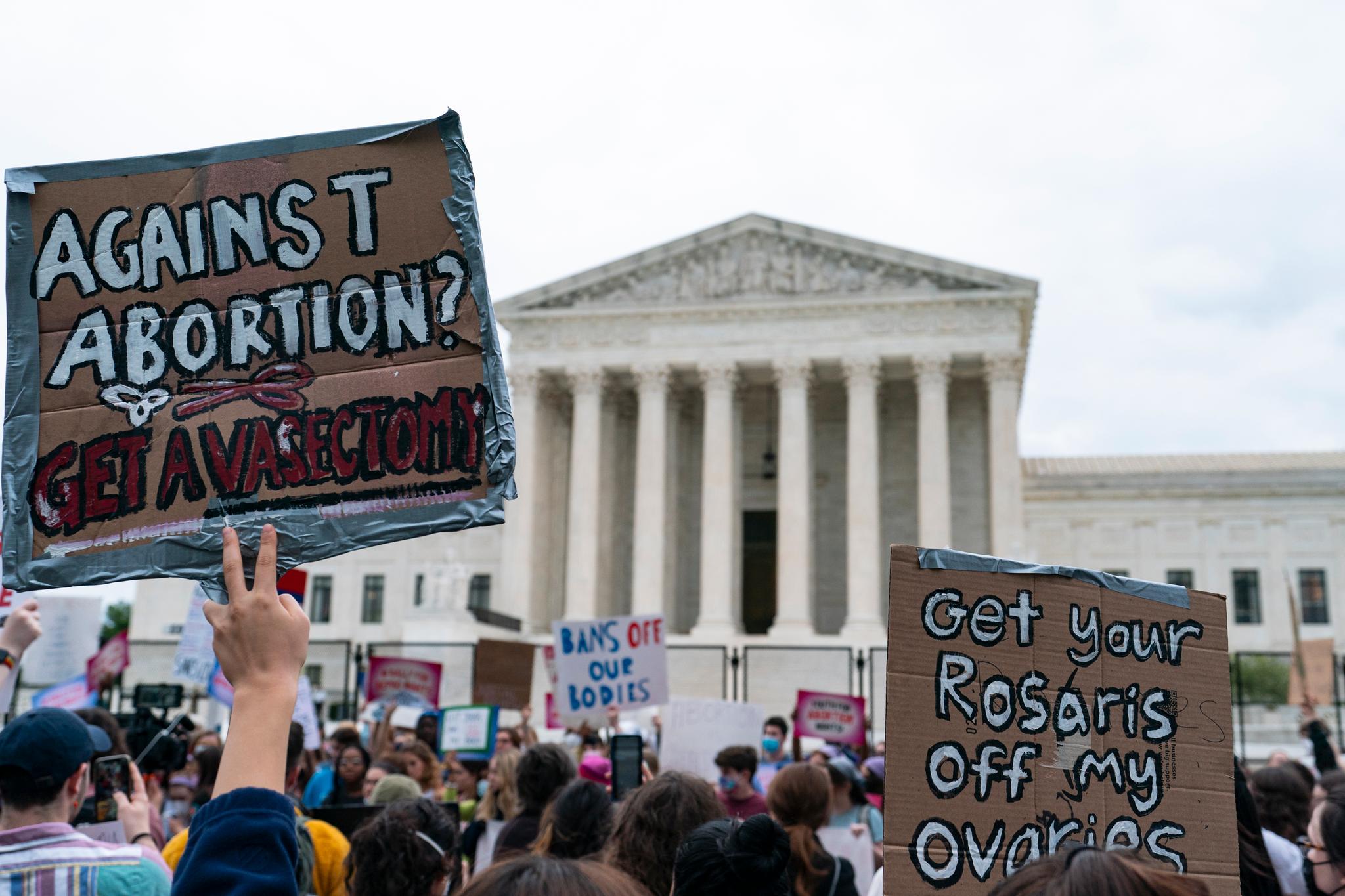 Abortforkjempere demonstrerer foran høyesterettsbygningen i Washington D.C. i USA. De frykter at et halvt århundre med presedens vil avsluttes, og abort dermed vil forbys i mange delstater. 