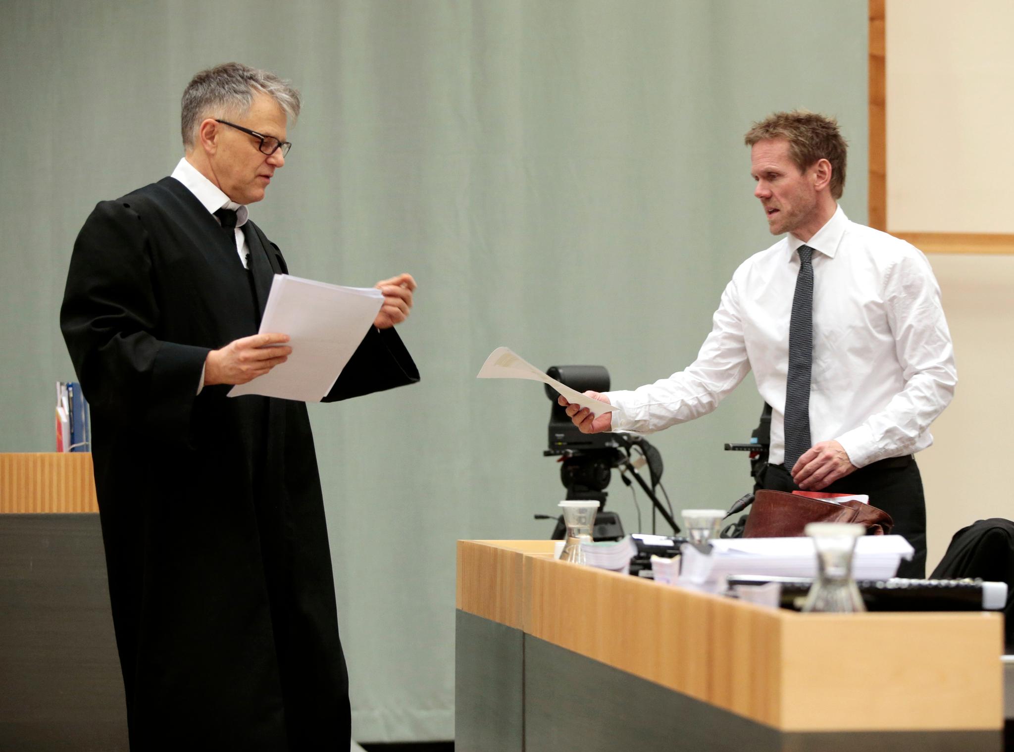 Prosessfullmektig Øystein Storrvik, som førte saken for Behring Breivik (t.v.) og regjeringsadvokat Fredrik Sejersted under siste dag av saken i Borgarting i fjor. 