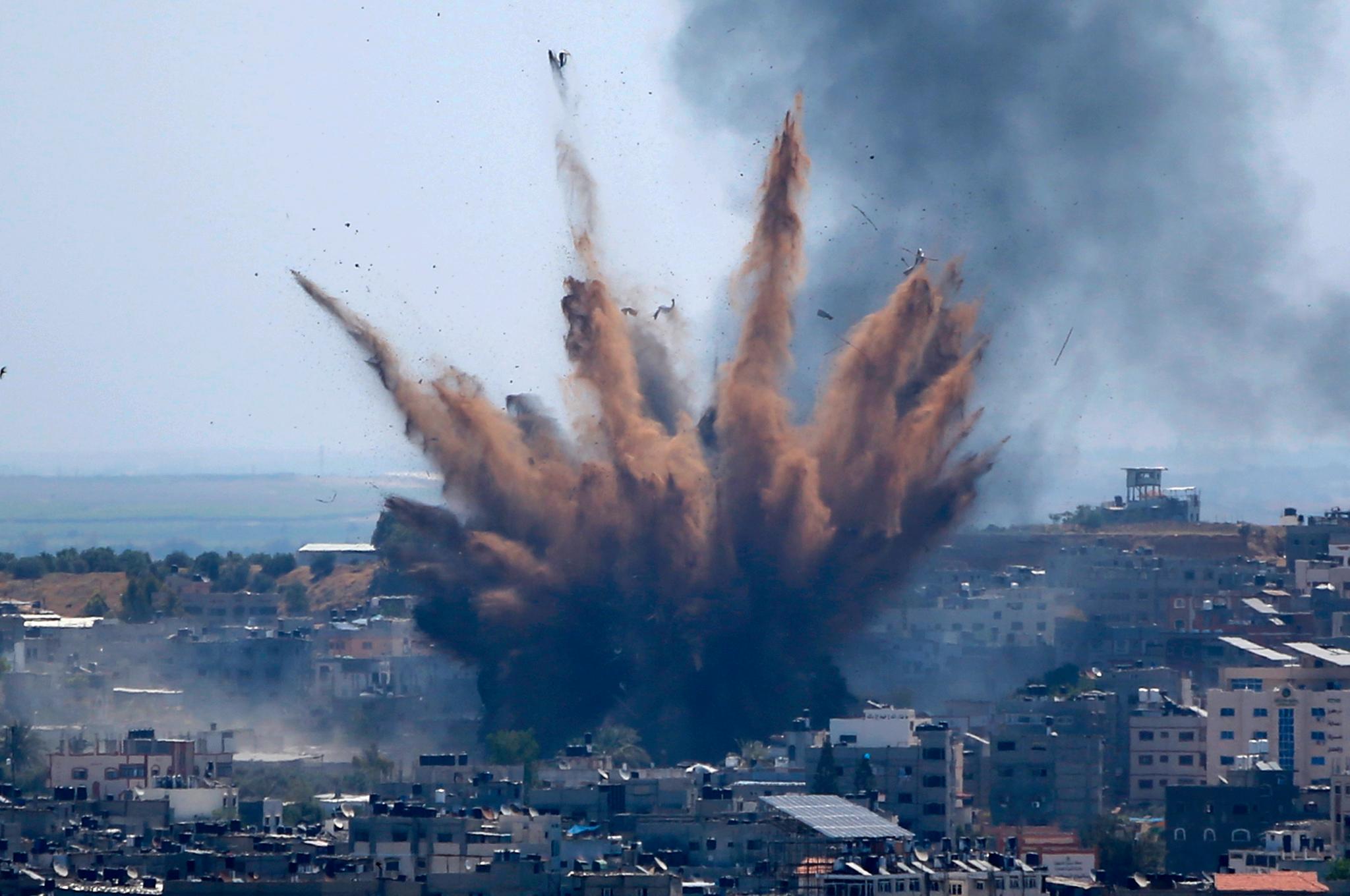 Røyk steg til værs etter et israelsk luftangrep mot en bygning i Gaza by torsdag. 