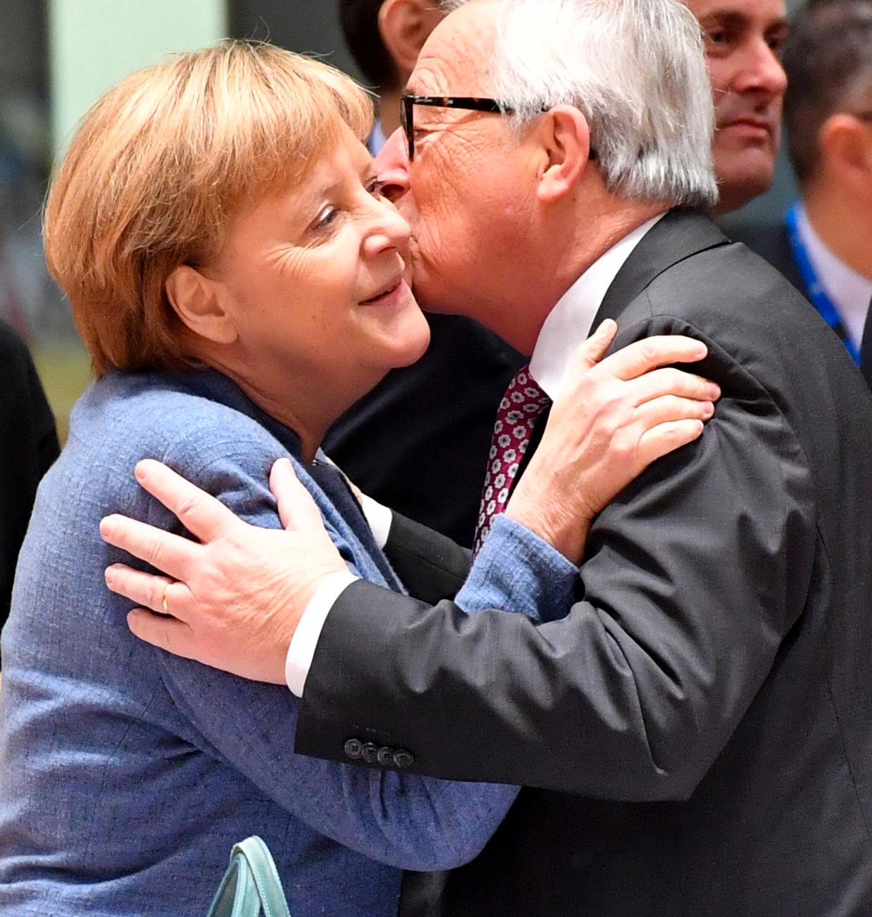 Tysklands forbundskansler Angela Merkel og EU-kommisjonens president, Jean- Claude Juncker viser følelser.