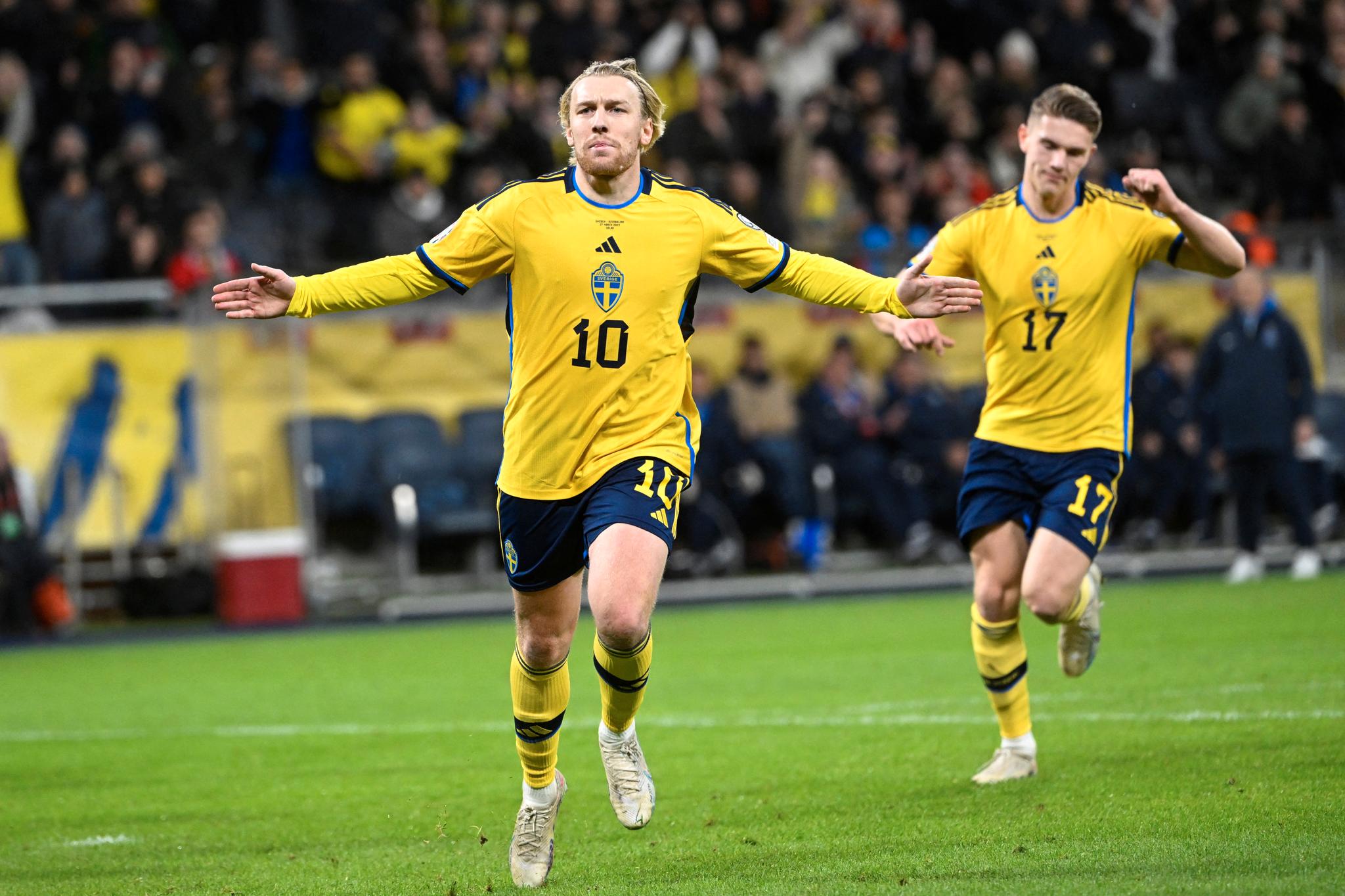 SVENSK JUBEL: Emil Forsberg scoret Sveriges første mål på Friends Arena i Stockholm mandag kveld. 