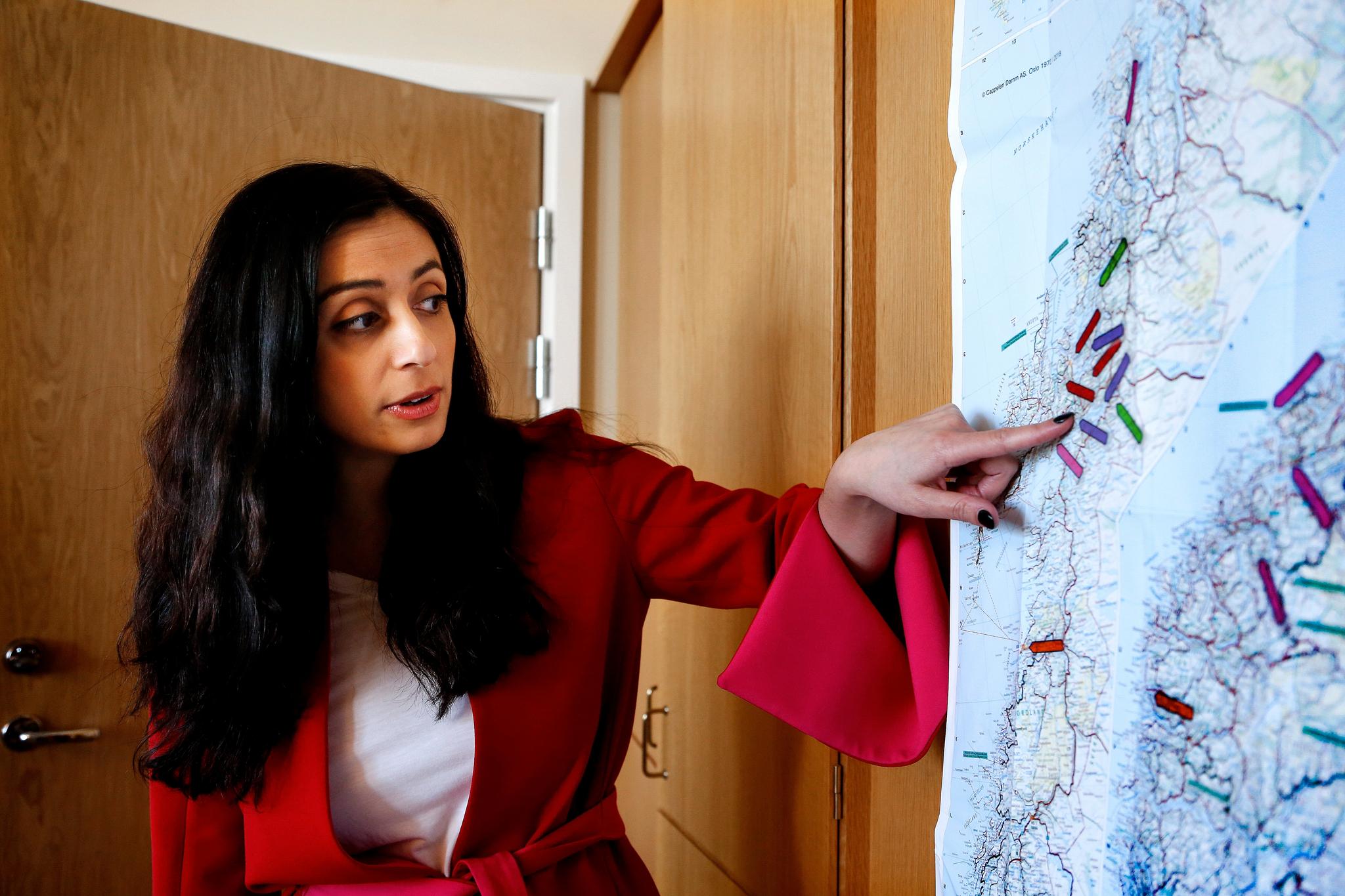 Aps nestleder Hadia Tajik studerer invitasjonene fra hele landet som har strømmet inn etter at LO i Nord-Rogaland vedtok at hun var uønsket som 1. mai- taler.