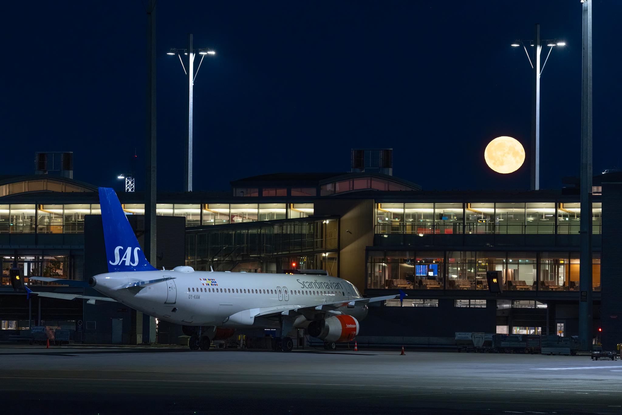 34 selskaper meldte interesse. Avinor valgte teknologi fra landet PST advarte mot.