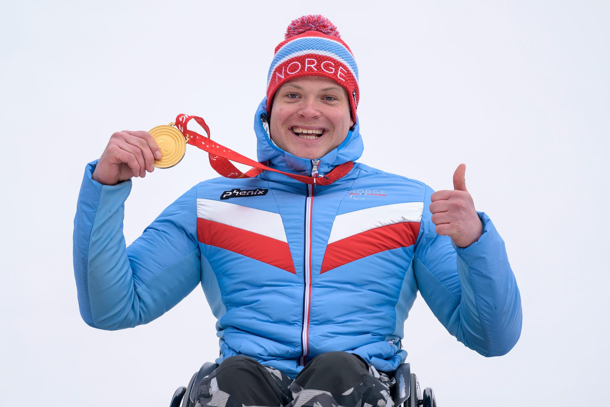NYTT GULL: Så glad var Jesper Saltvik Pedersen etter sitt fjerde gull i Paralympics.