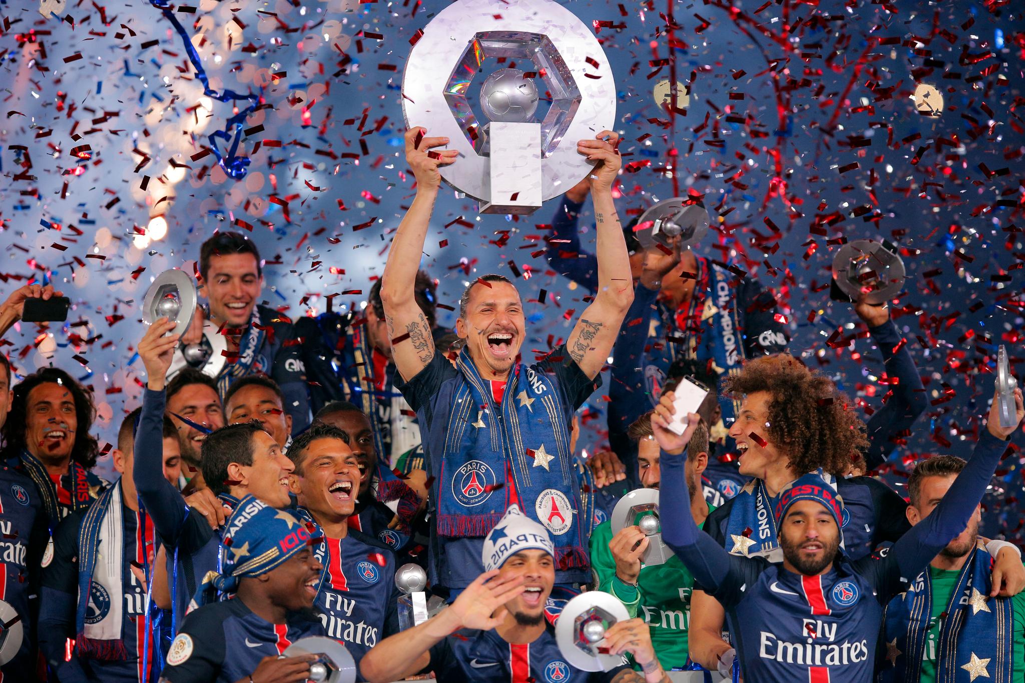 VERDIG FARVEL: Zlatan Ibrahimovic løftet Ligue 1-tittelen med PSG i 2016 etter at han at hadde spilt sin siste kamp for den franske storklubben.