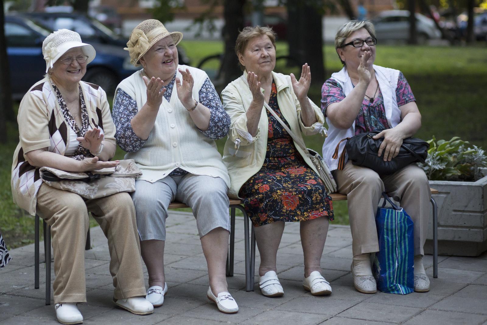 Pensjonister i Moskva lytter til gatekonsert i forrige uke. Vanlige russerne har et historisk negativt syn på Vesten og USA, viser nye meningsmålinger.