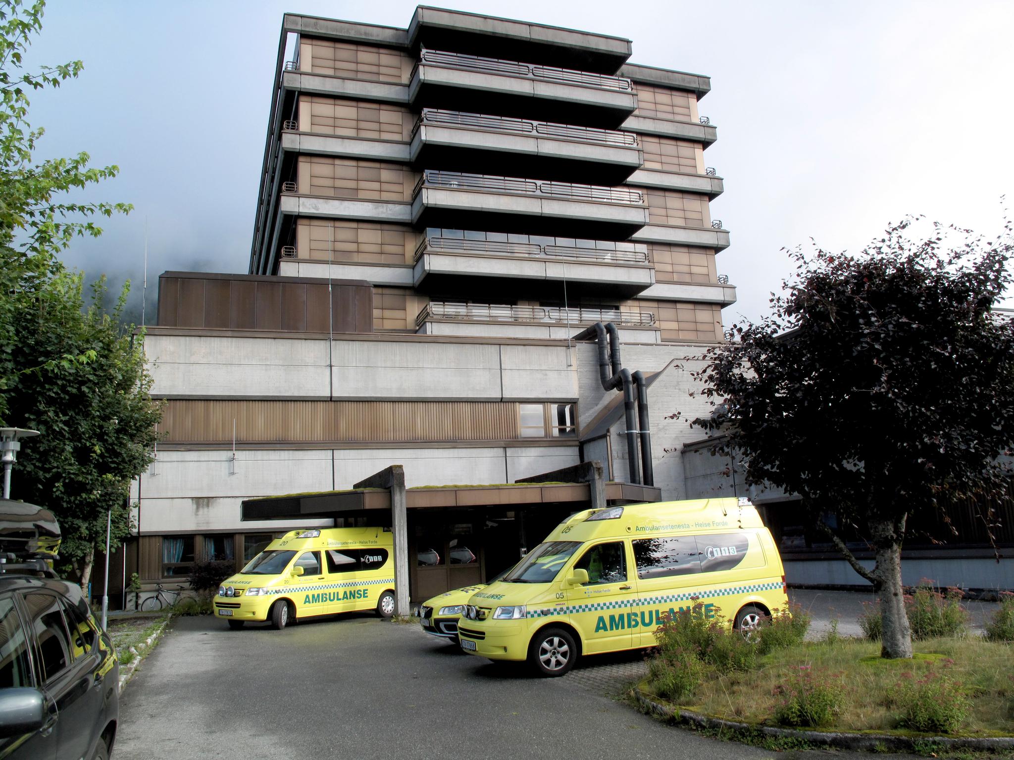 SYKEHUS: Det er mistanke om at en pasient kan være smittet av rabies på Førde sentralsykehus (bildet). 
