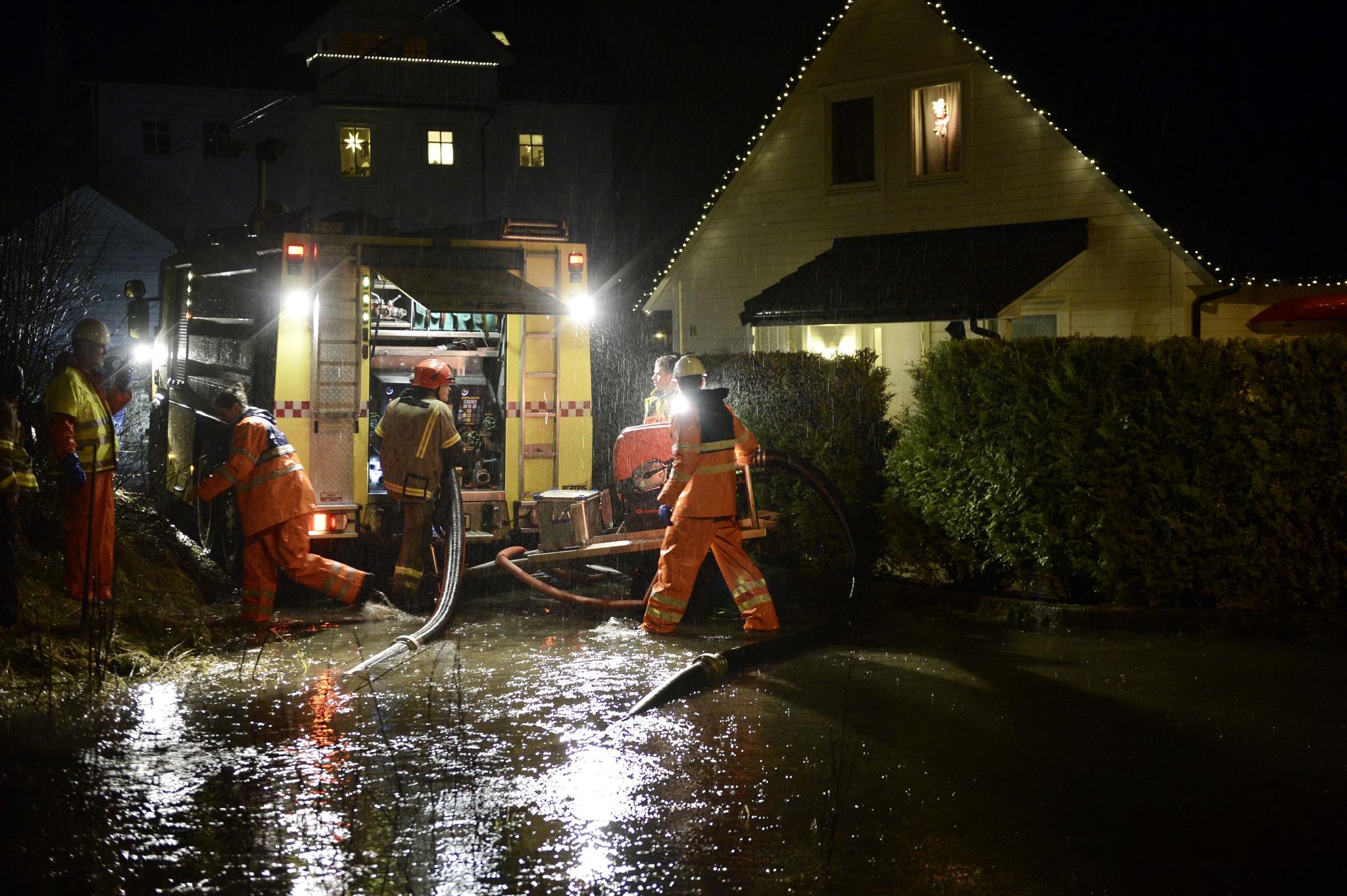 Det er sendt ut ekstremvarsel for Rogaland og Hordaland lille julaften. Brannvesenet jobbet fredag kveld for å redde flere hus som var rammet av oversvømmelse på Frekhaug i Hordaland.
