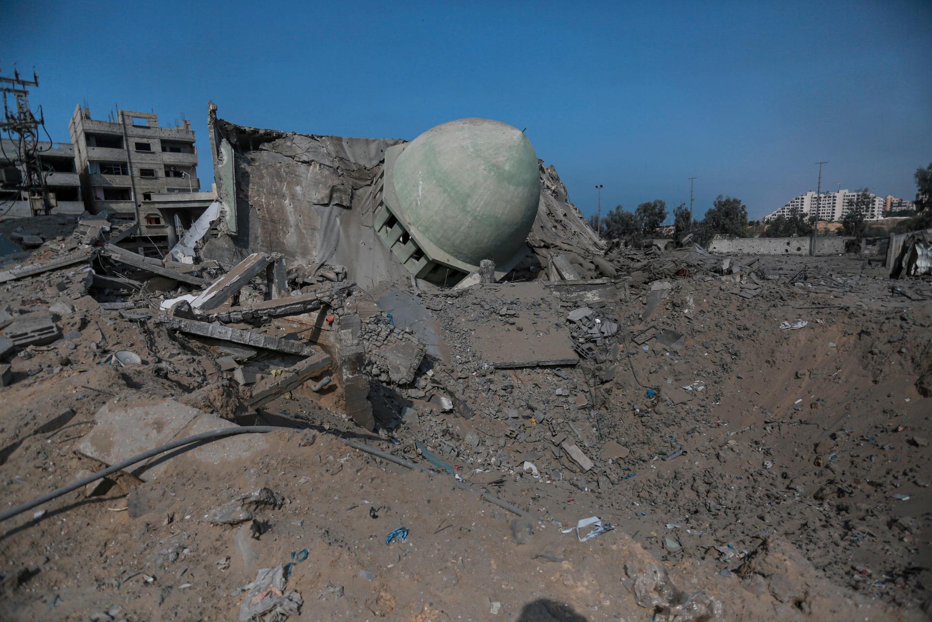 Ruinene av en moské som er ødelagt i de pågående israelske luftangrepene mot Gaza by, fotografert lørdag. 