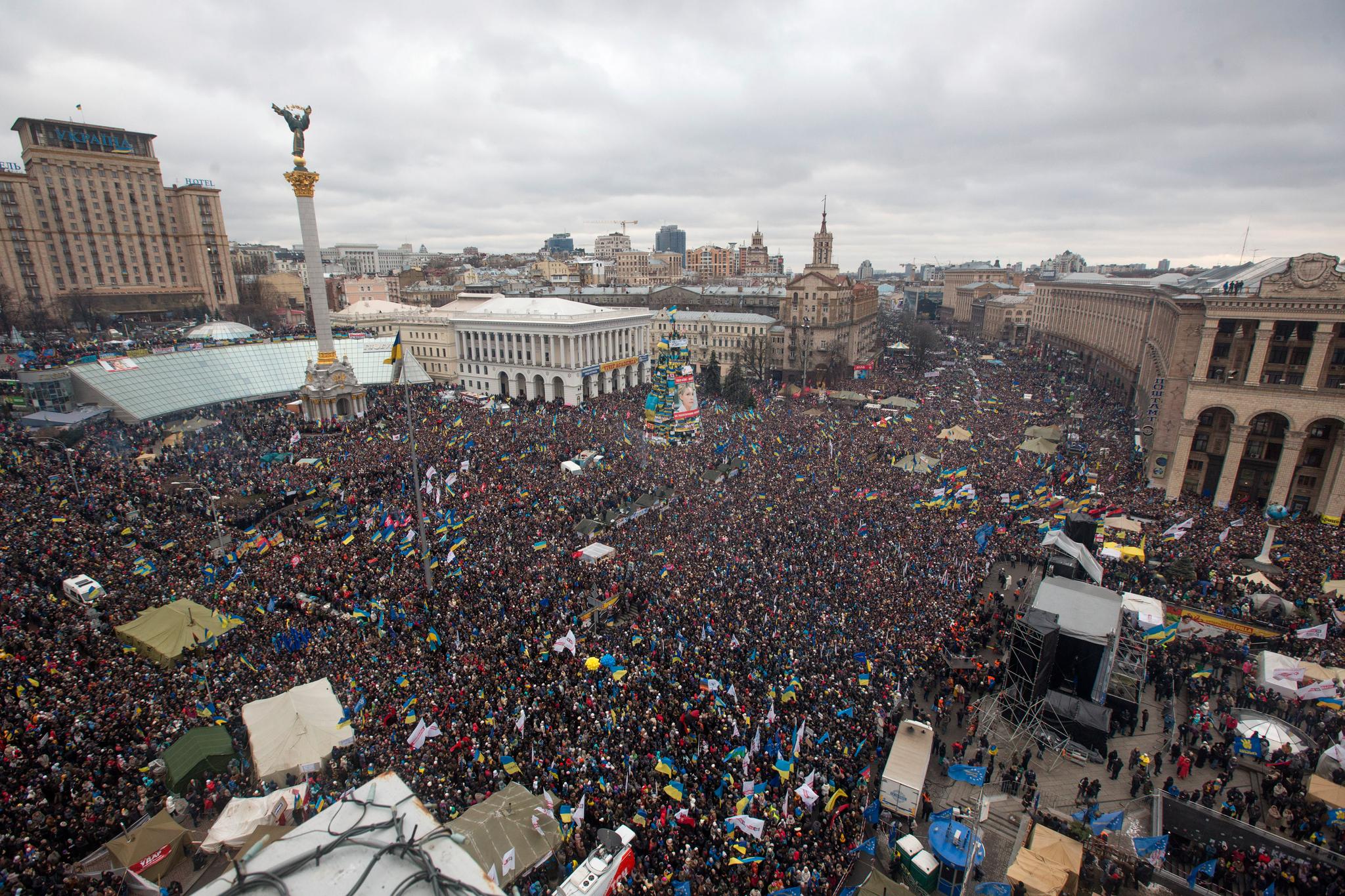 Tusenvis av mennesker protesterte mot Ukrainas president og for tettere EU-samarbeid i Kyiv i desember 2013.