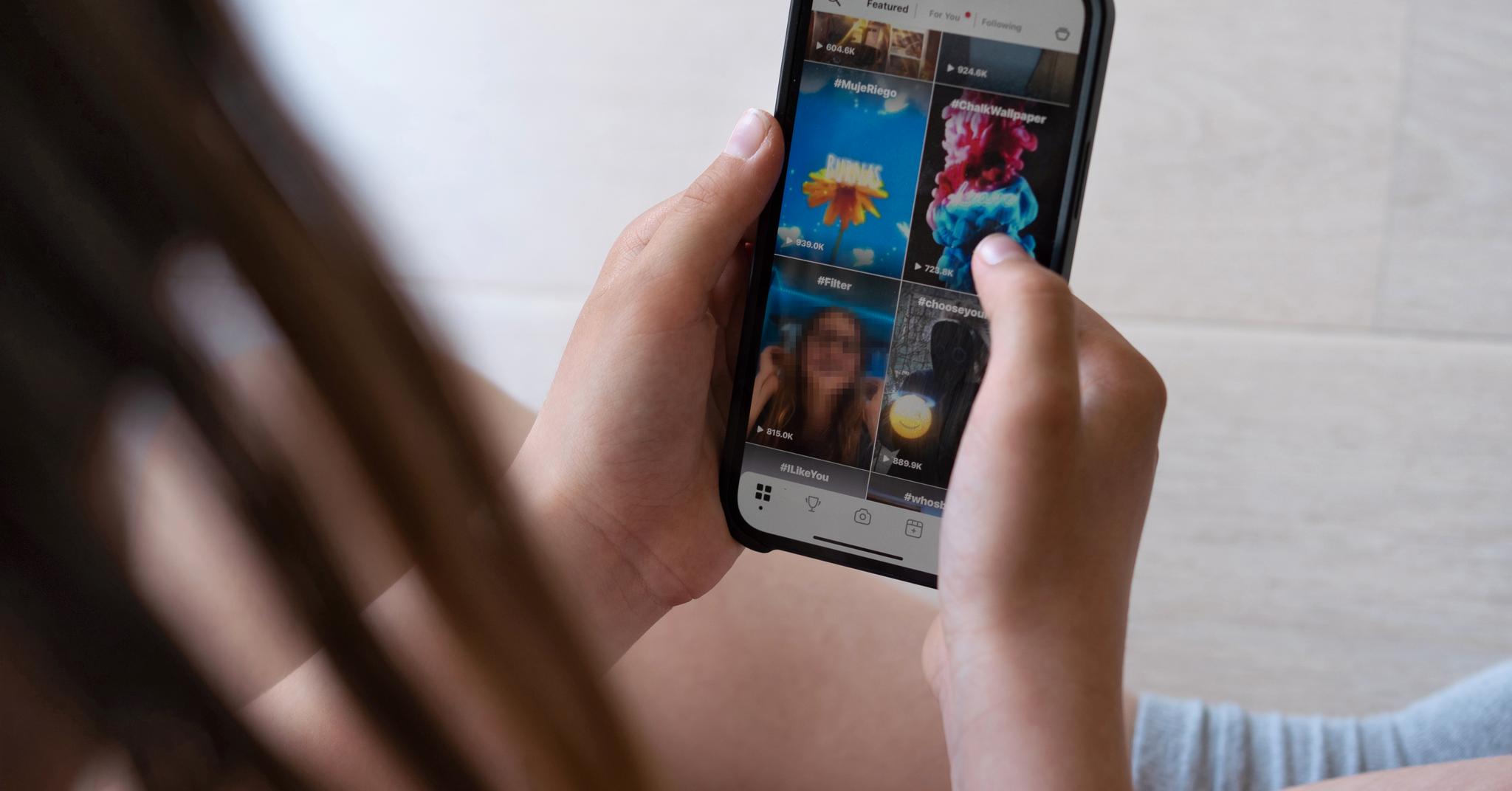 Zoomerang er en app som er blitt populær blant de yngste. Brukerne kan lage videoer, legge til effekter og publisere dem. Du kan også få følgere og appen har likhetstrekk med Tiktok.