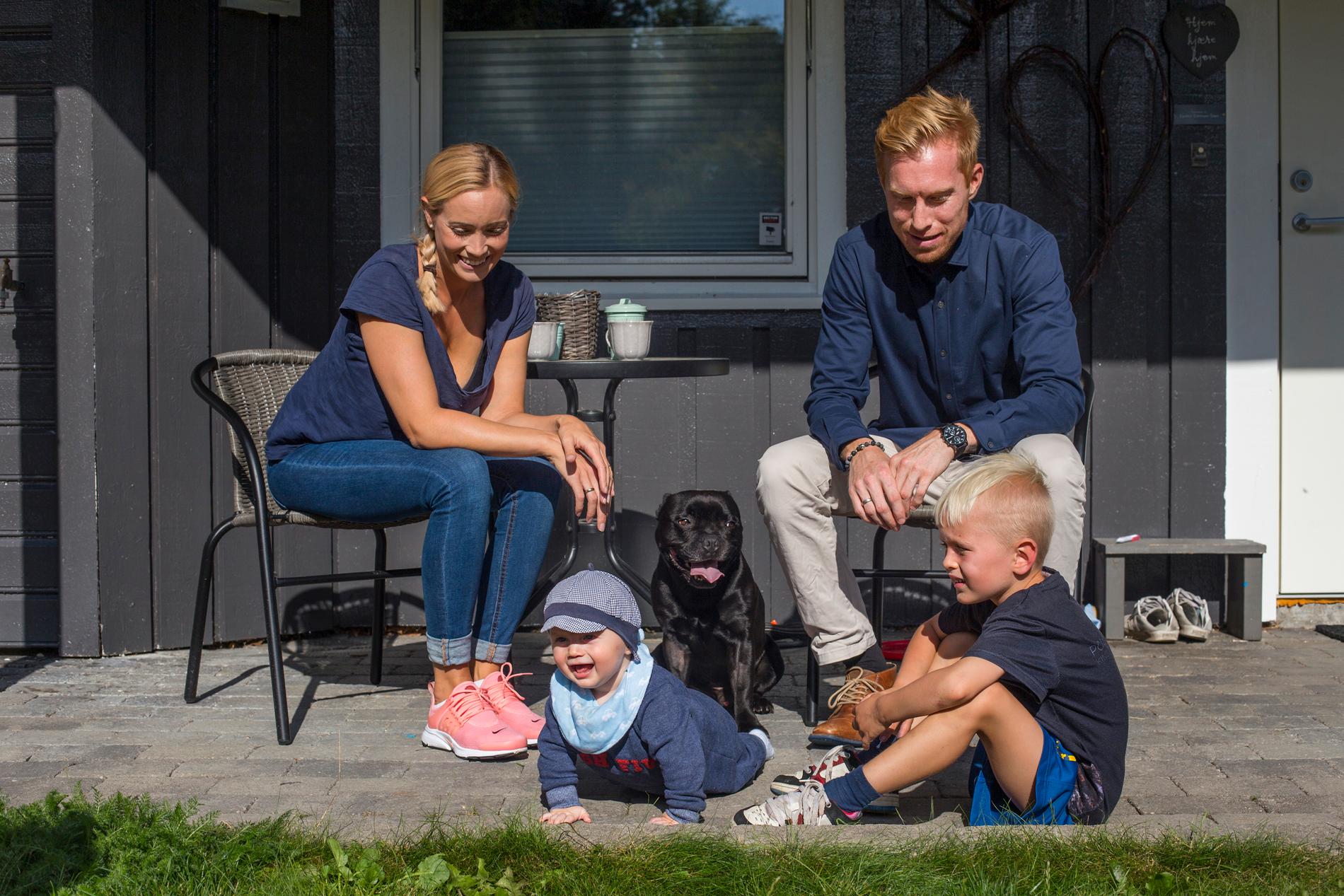 Charlotte og Andreas med de felles barna Benjamin (5) og Sebastian (6 md.) Og hunden Odin (6). 