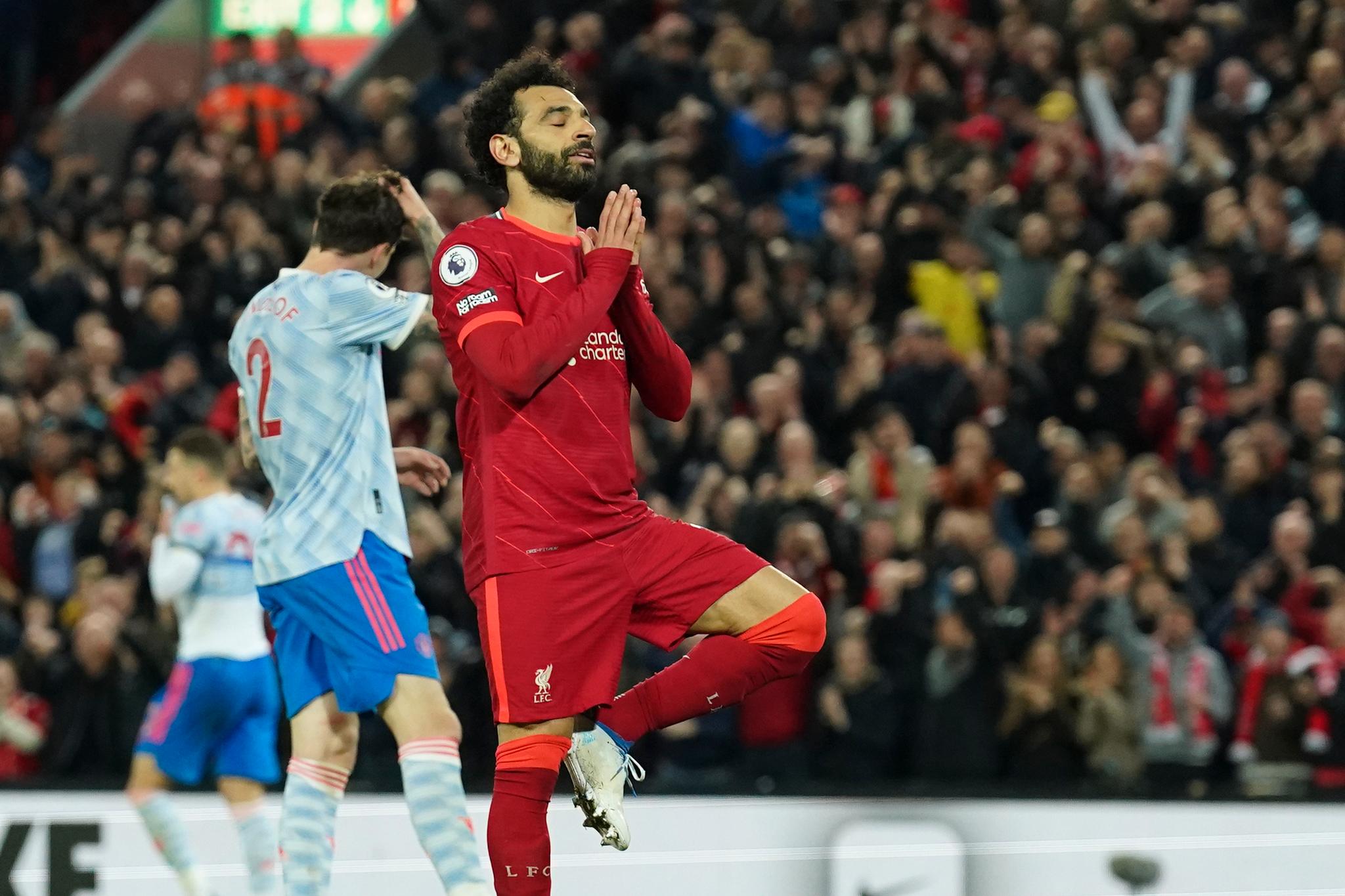 TILBAKE MED SCORING: Etter noen kampers måltørke satte Mohamed Salah to baller i nettet tirsdag, Manchester Uniteds Victor Lindlöf klør seg i hodet. 