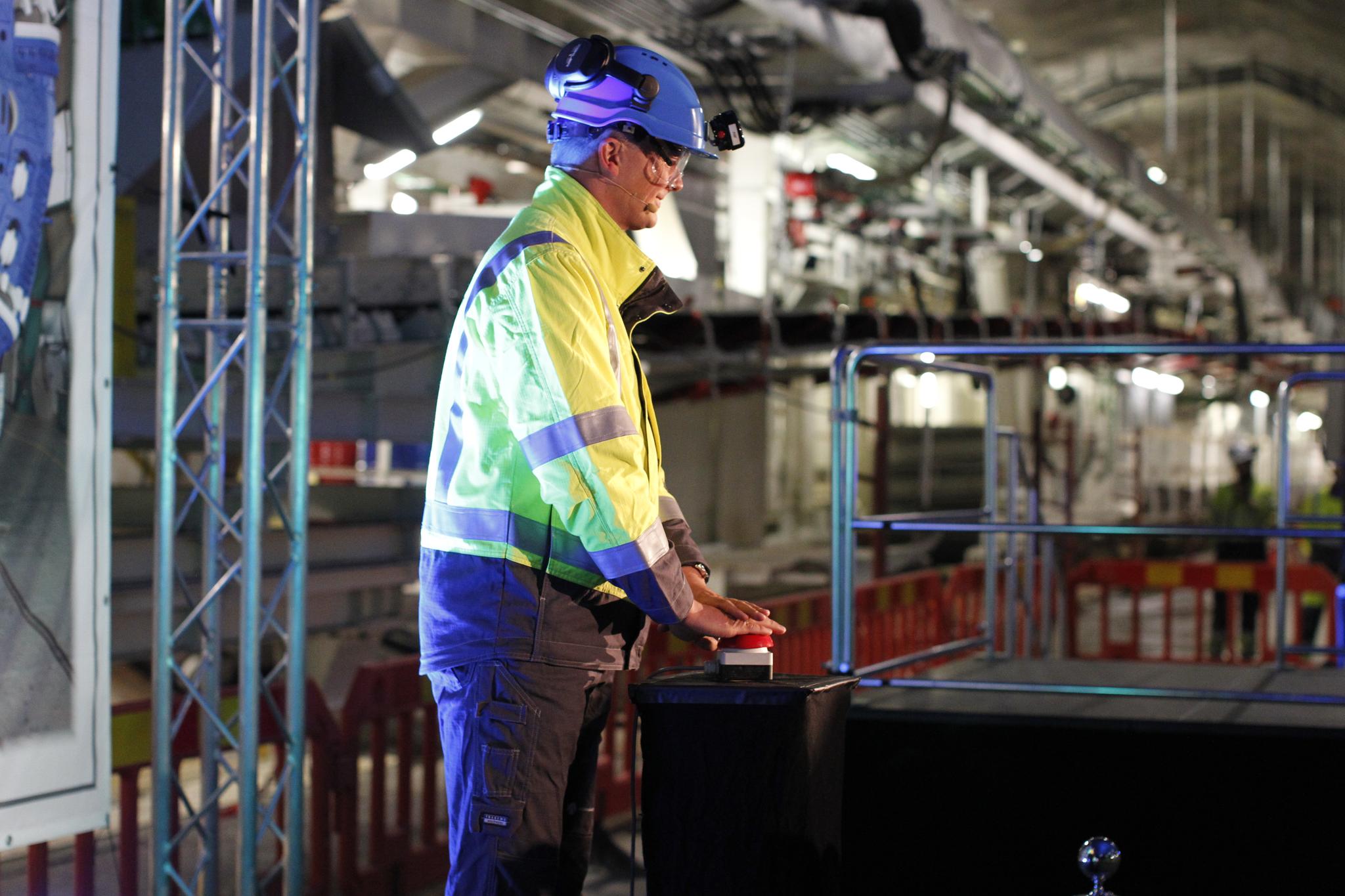 Samferdselsminister Ketil Solvik-Olsen (Frp) starter Eufemia, en av fire tunnelboremaskiner som gjør plass for Follobanen mellom Oslo og Ski.