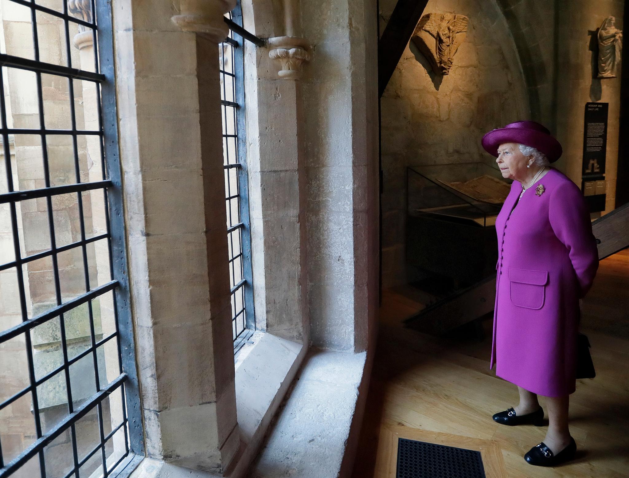 Hovedpersonen selv ser gjennom et vindu i The Queen's Diamond Jubilee Galleries i Westminster Abbey. Vil folket få se henne i løpet av jubileet? 