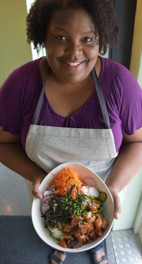 Det er Whitney Love fra Café Saus som står for maten. Her har hun tilberedt Poke Bowl, en sushi-rett fra Hawaii med bakgrunn i Japan.