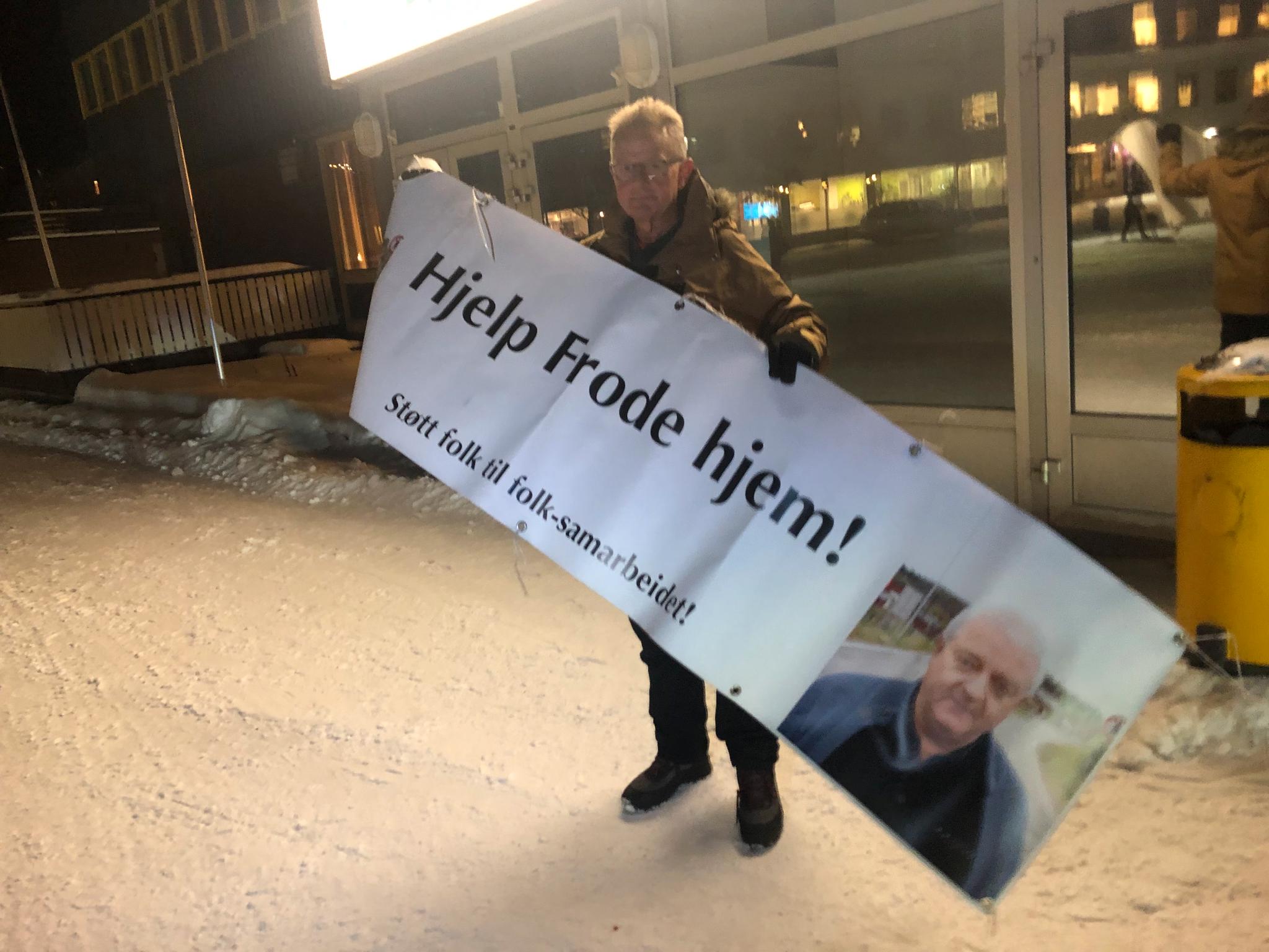 I nesten to år har dette banneret til støtte for Frode Berg hengt sentralt ved torget i Kirkenes. Fredag stuet lederen i støtteforeningen, Øystein Hansen, det vekk. 