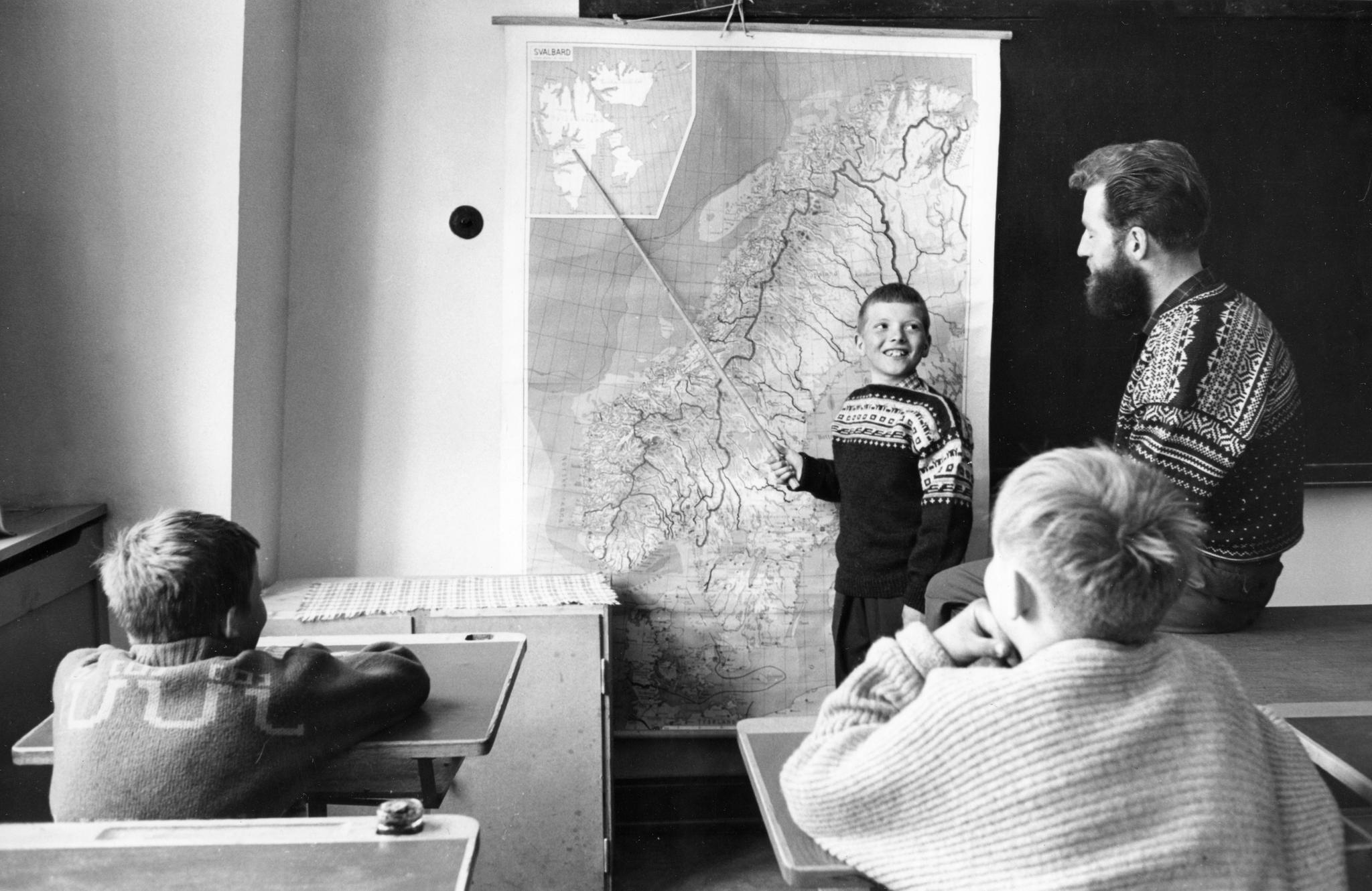 Longyearbyen, 1963: Noen arbeidere har fått mulighet til å ta med familien til Svalbard. Skolen har 42 elever.