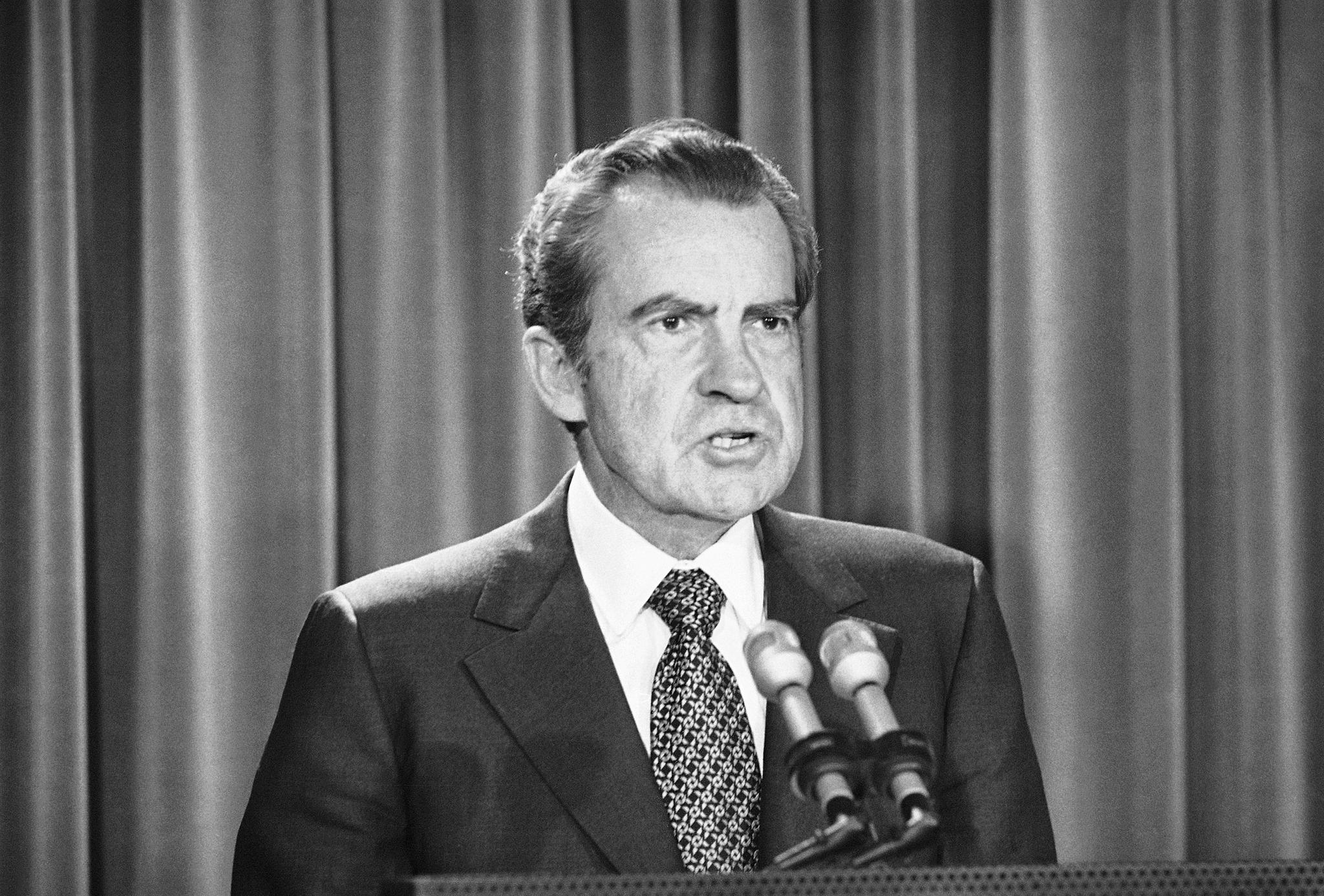Richard Nixon fra talerstolen i 1973, da han annonserte at han i fremtiden ville sparke enhver i sin administrasjon som eventuelt ville bli avslørt for å være tilknyttet Watergate. Ett år senere gikk han av som president, for nettopp å ha hatt kjennskap til at de ulovlige avlyttingene fant sted.  