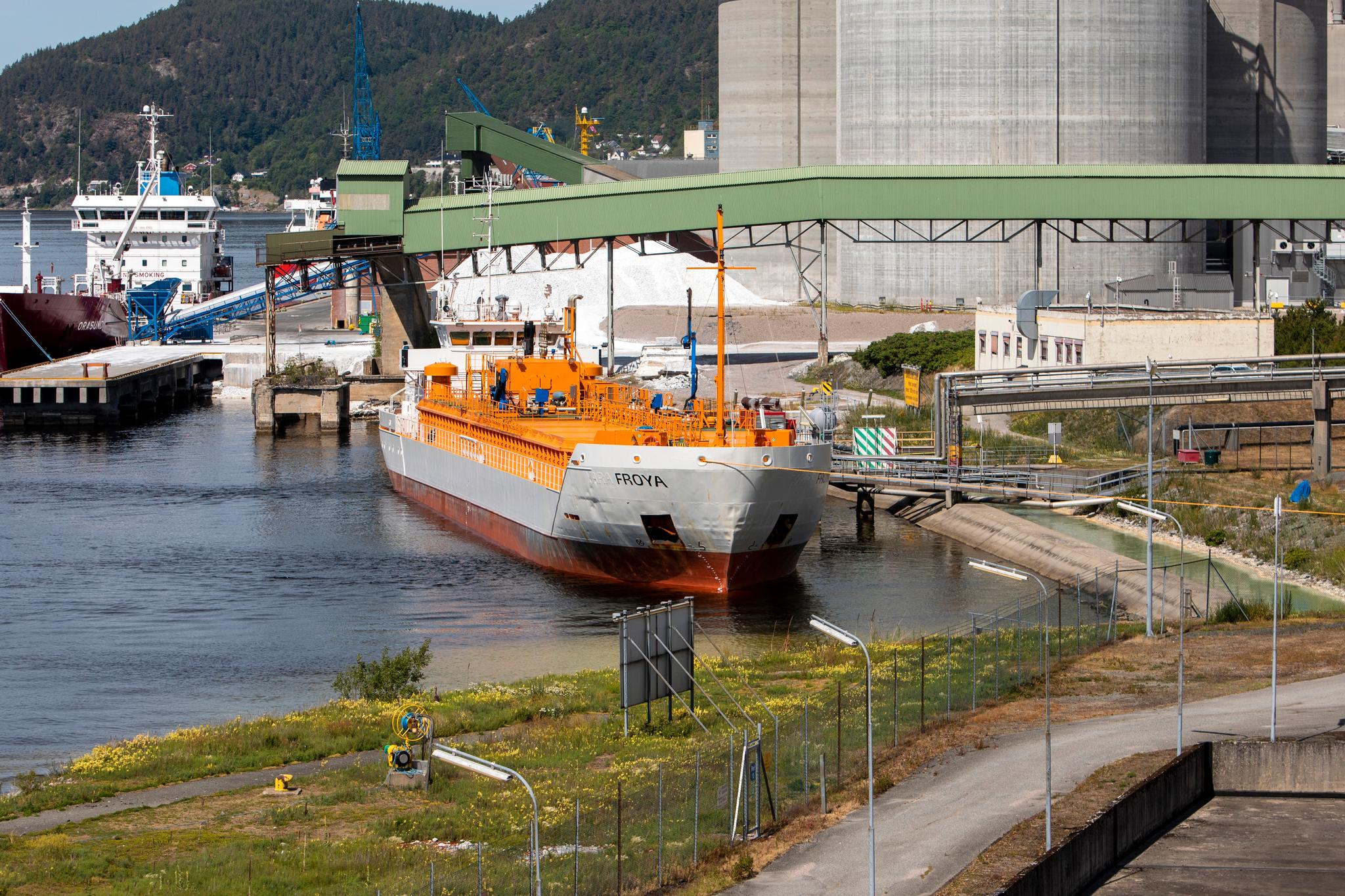 Dette skipet har kapasitet til å frakte 1800 tonn  CO2. I formiddag la det til kai ved Herøya i Telemark.