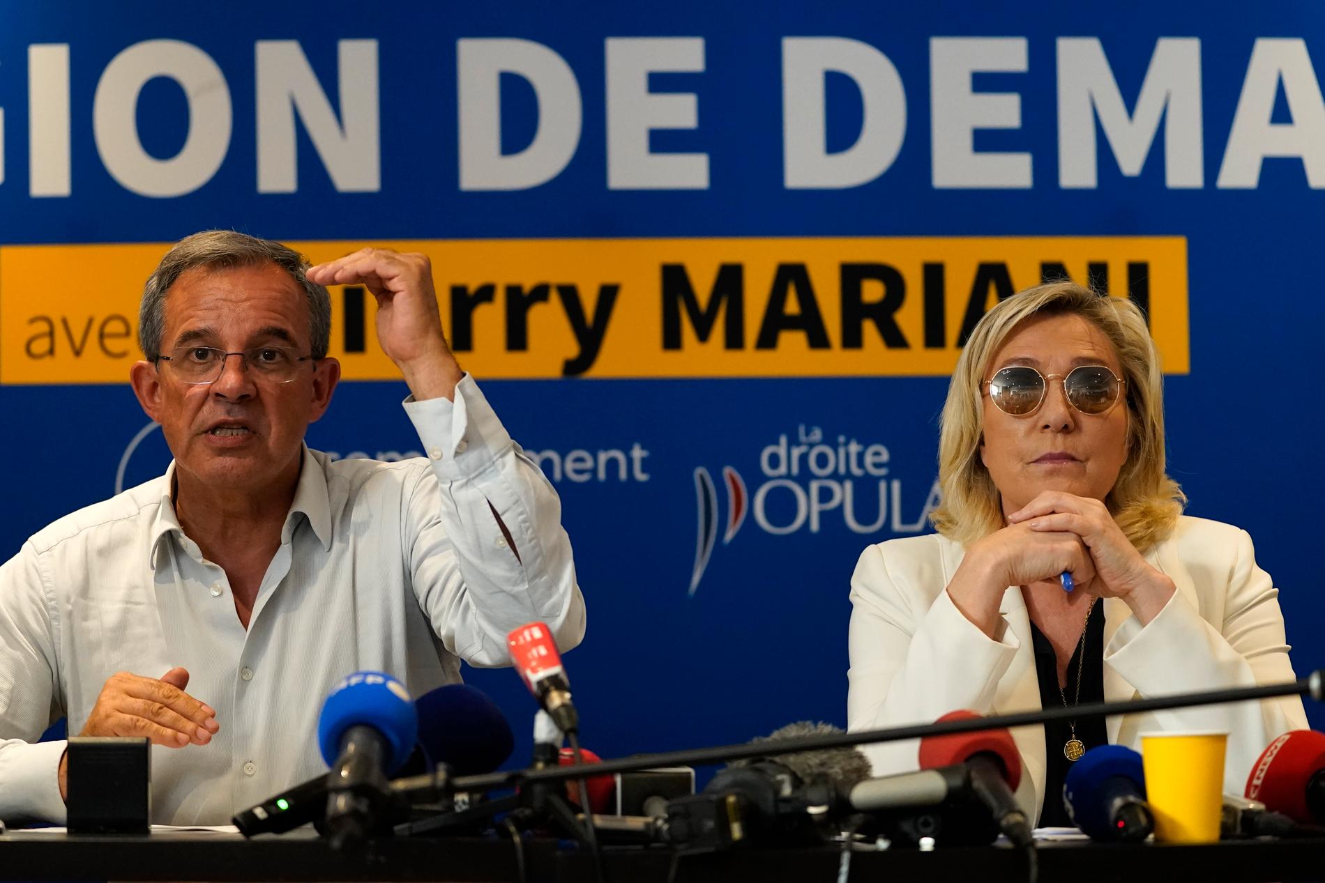 Marine Le Pen, til høyre, og Nasjonal samlings kandidat Thierry Mariani på en pressekonferanse i Toulon i Sør-Frankrike. 