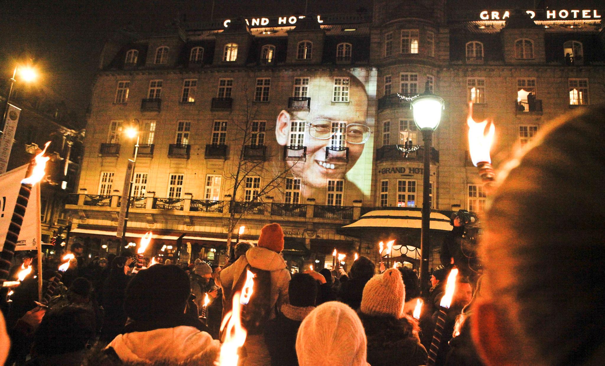 Det er en tradisjon at nobelprisvinneren hedres med et fakkeltog i Oslo sentrum. Her fra 2010, da fredsprisen gikk til kinesiske Liu Xiaobo. Han kjempet for demokrati og menneskerettigheter i Kina. 