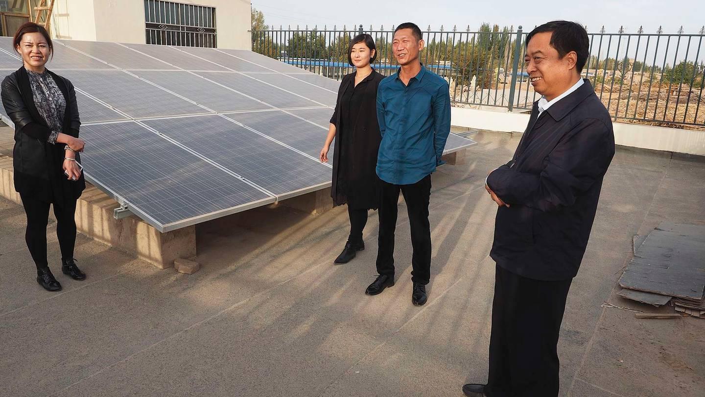 Byutviklingsstudent Chen Shaohan er strålende fornøyd med at pappa Chen Gang og mamma Bai Fuyan har valgt å satse på fremtidens energi. Til høyre: Generaldirektør i Dunhuangs energibyrå, Zhao Ting Qian.