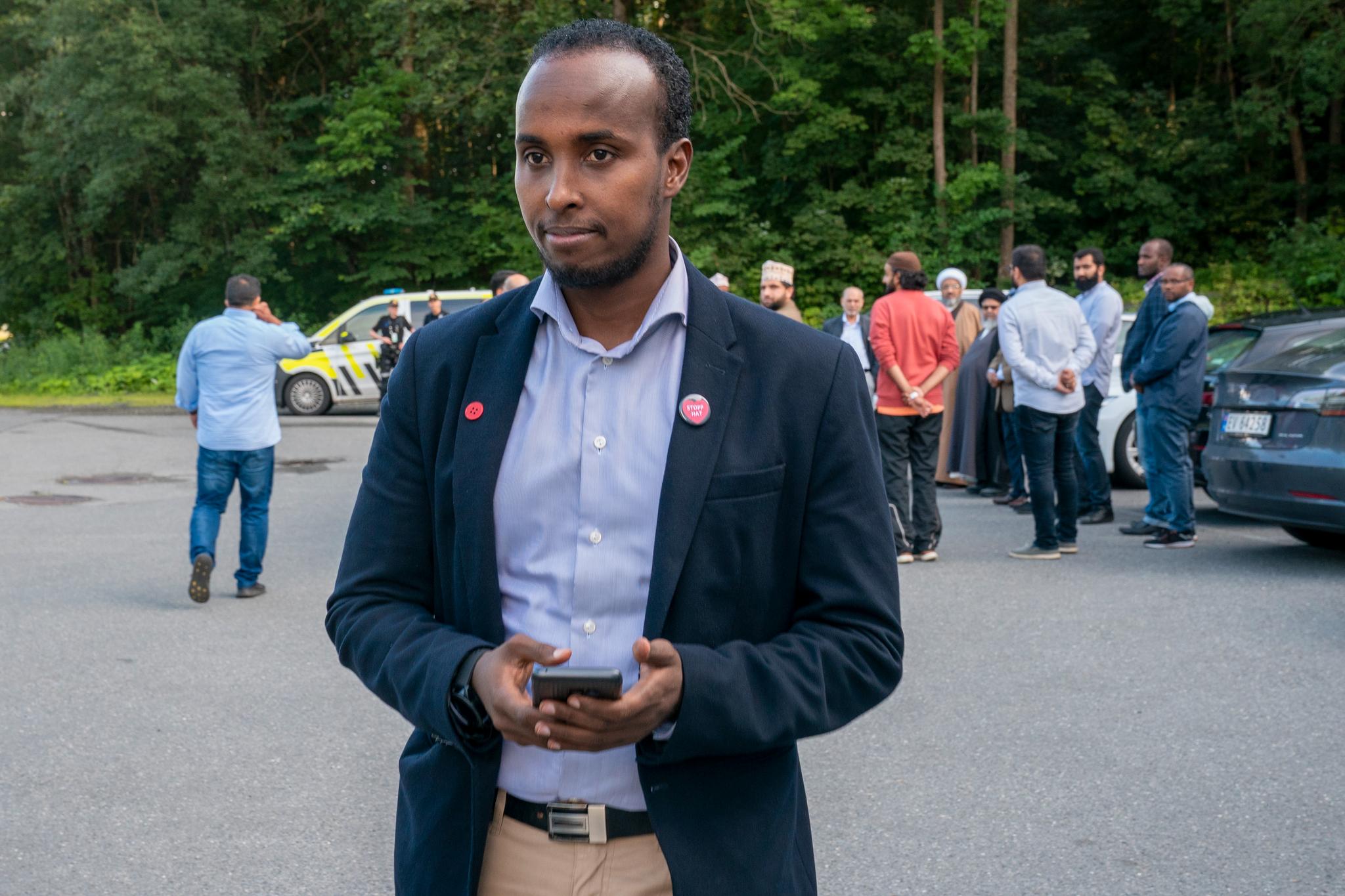 Styreleder Abdirahman Diriye i Islamsk Råd Norge (IRN) da han besøkte moskeen Al-Noor Islamic Centre på Skui i Bærum etter fredagsbønnen 16. august. Foto: Heiko Junge / NTB scanpix