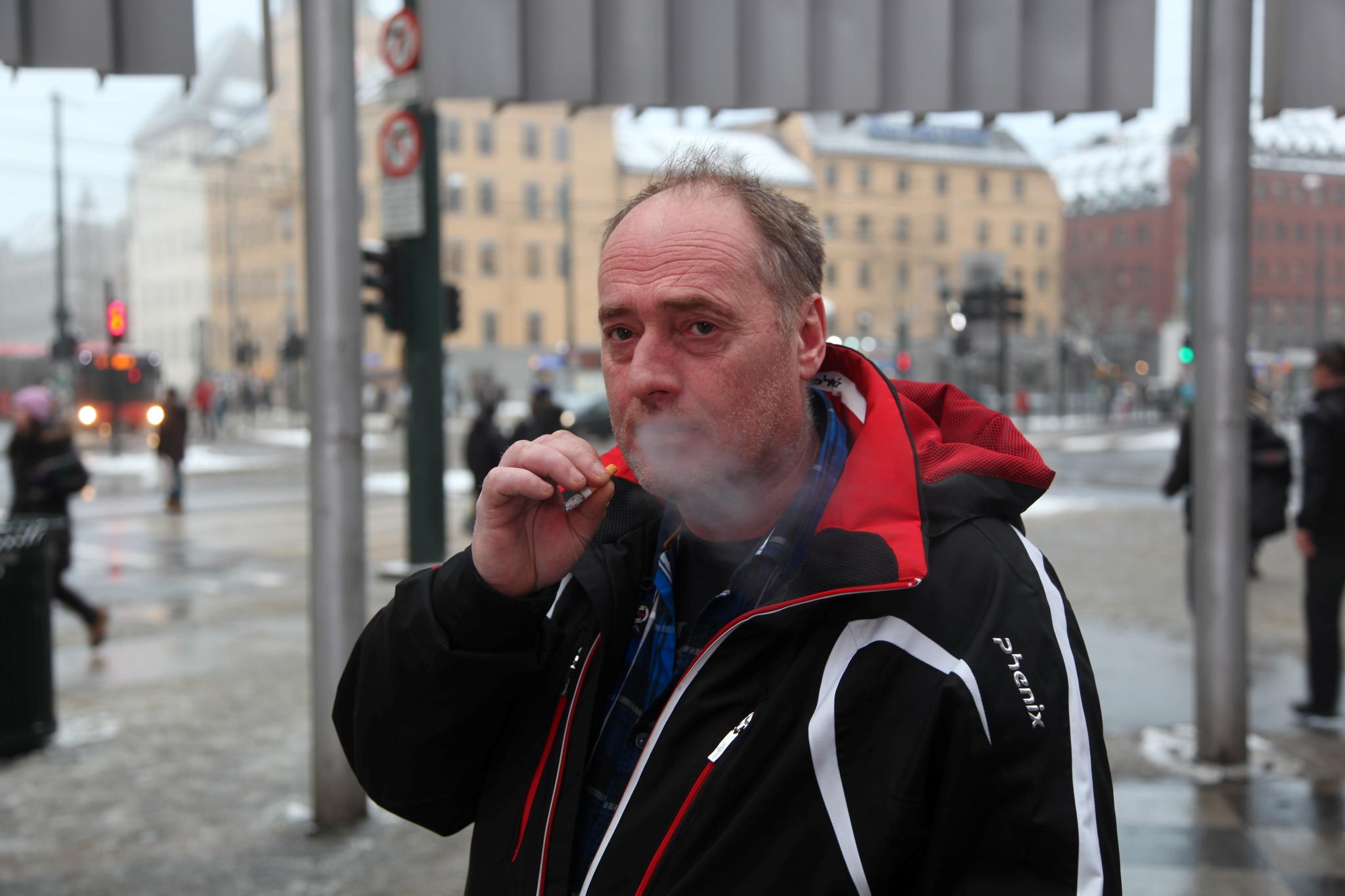 Olav Aaheim (46) fra Telemark røyker mellom 10 og 15 om dagen.