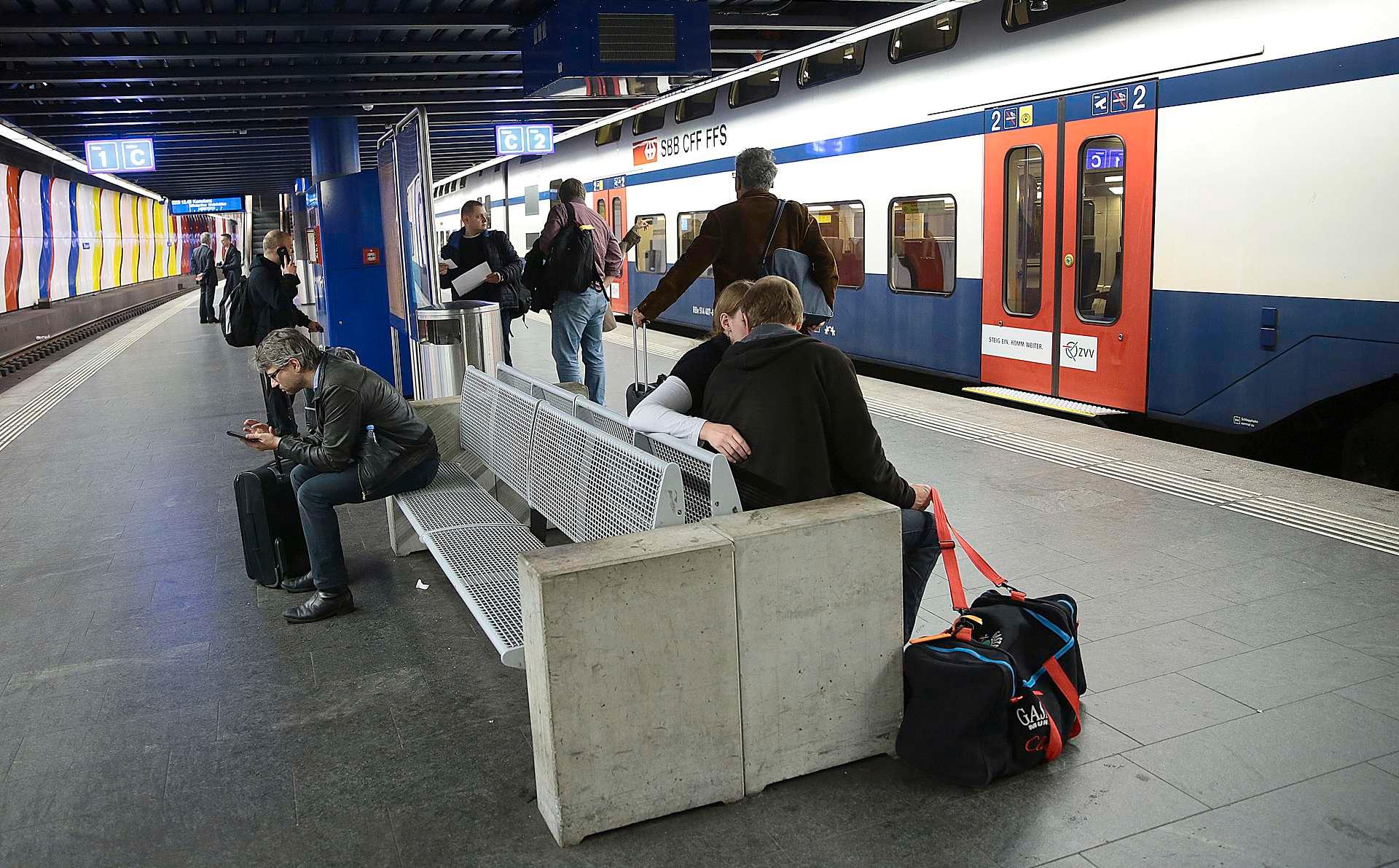 Dobbeltdekkere blir bare et vanligere og vanligere syn på hovedstasjonen i Zürich, Sveits.