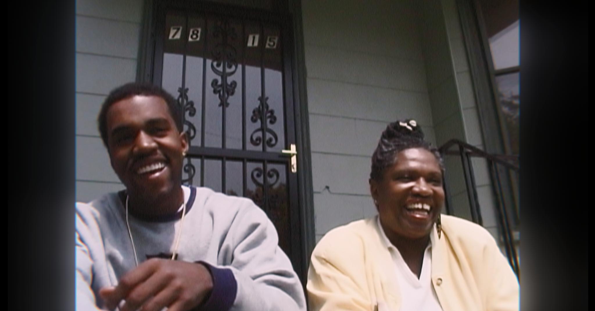 Kanye West og mamma Donda West på trappen foran rapperens barndomshjem. Donda døde i 2007, men gamle klipp med henne og Kanye er viktige i første episode av «Jeen-Yuhs». 