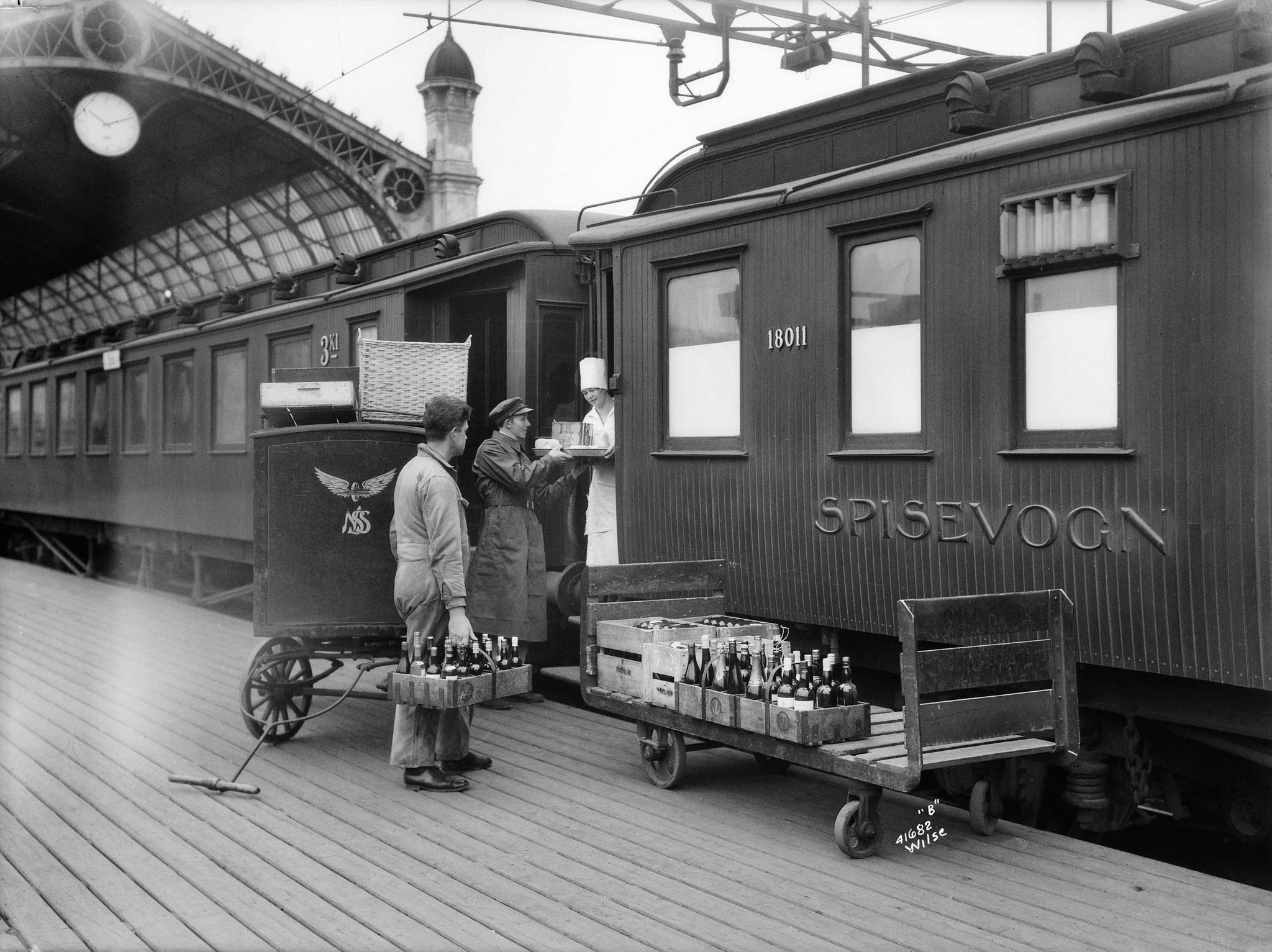 Varelevering fra Vinmonopolet til spisevogn på Østbanestasjonen, ca 1935.