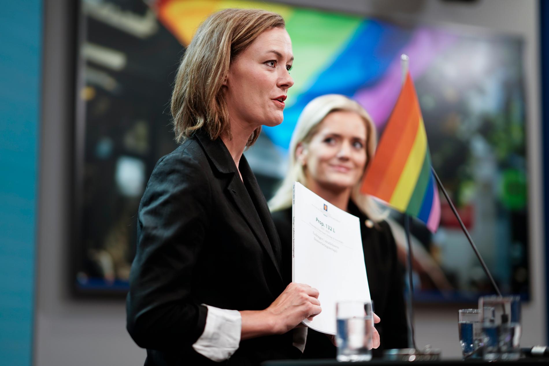 In juni presenteerden minister Emilie Enger Mehl (Sp) (rechts) van Justitie en Hulpdiensten en vervolgens minister van Cultuur en Gelijkheid Anette Trettebergstuen (Ap) het wetsvoorstel om conversietherapie te verbieden.