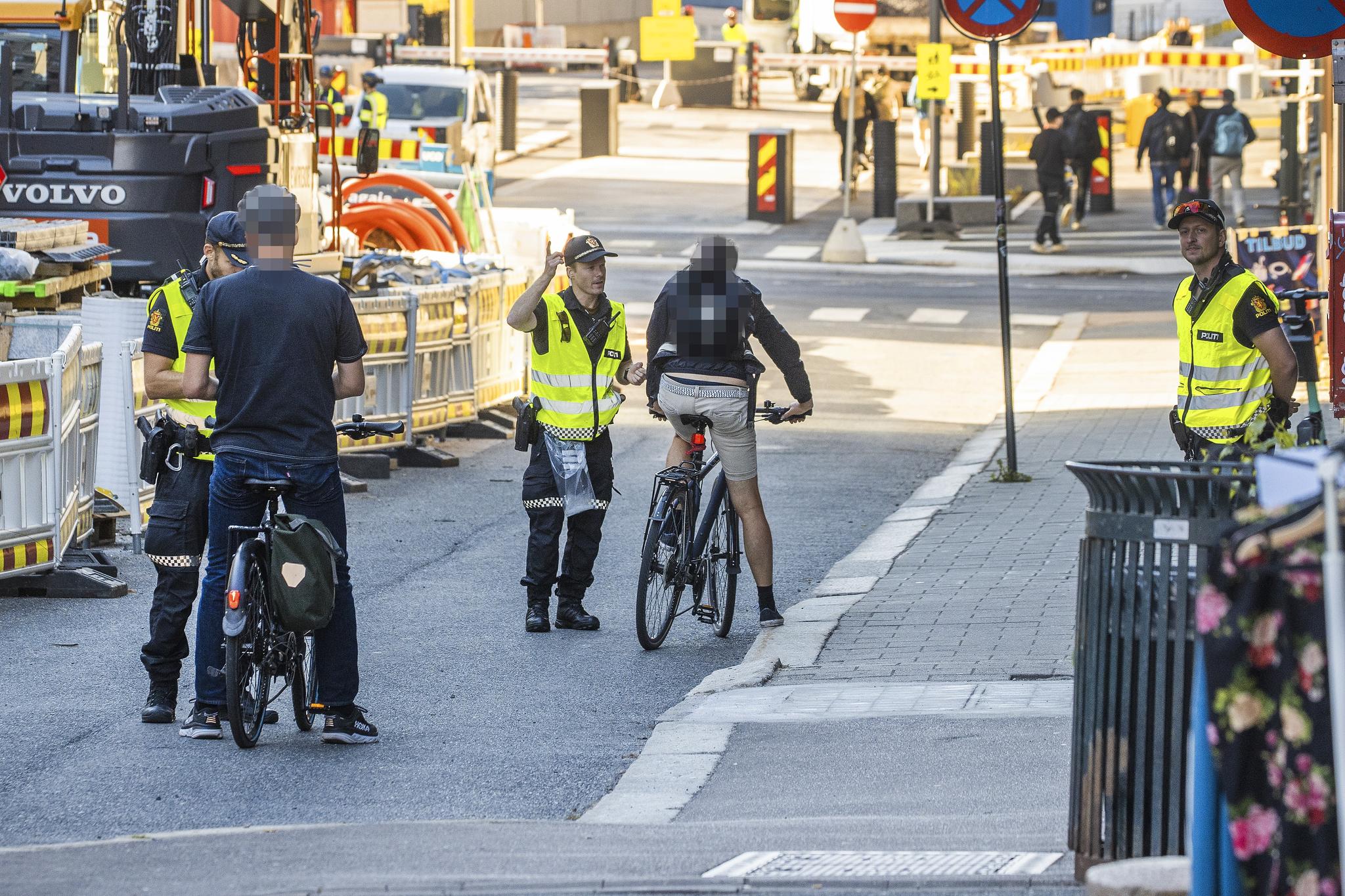Politiet hadde hendene fulle under trafikk-kontrollen øverst i Akersgata i august i fjor. Av de 33 som fikk forelegg, var det ingen bilister. Torsdag ble det ny kontroll på samme sted.