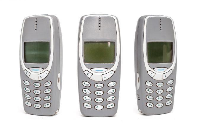 Den gamle klassikeren Nokia 3310 relanseres, men med et litt annet design enn den gamle som er avbildet her. Foto: NTB scanpix