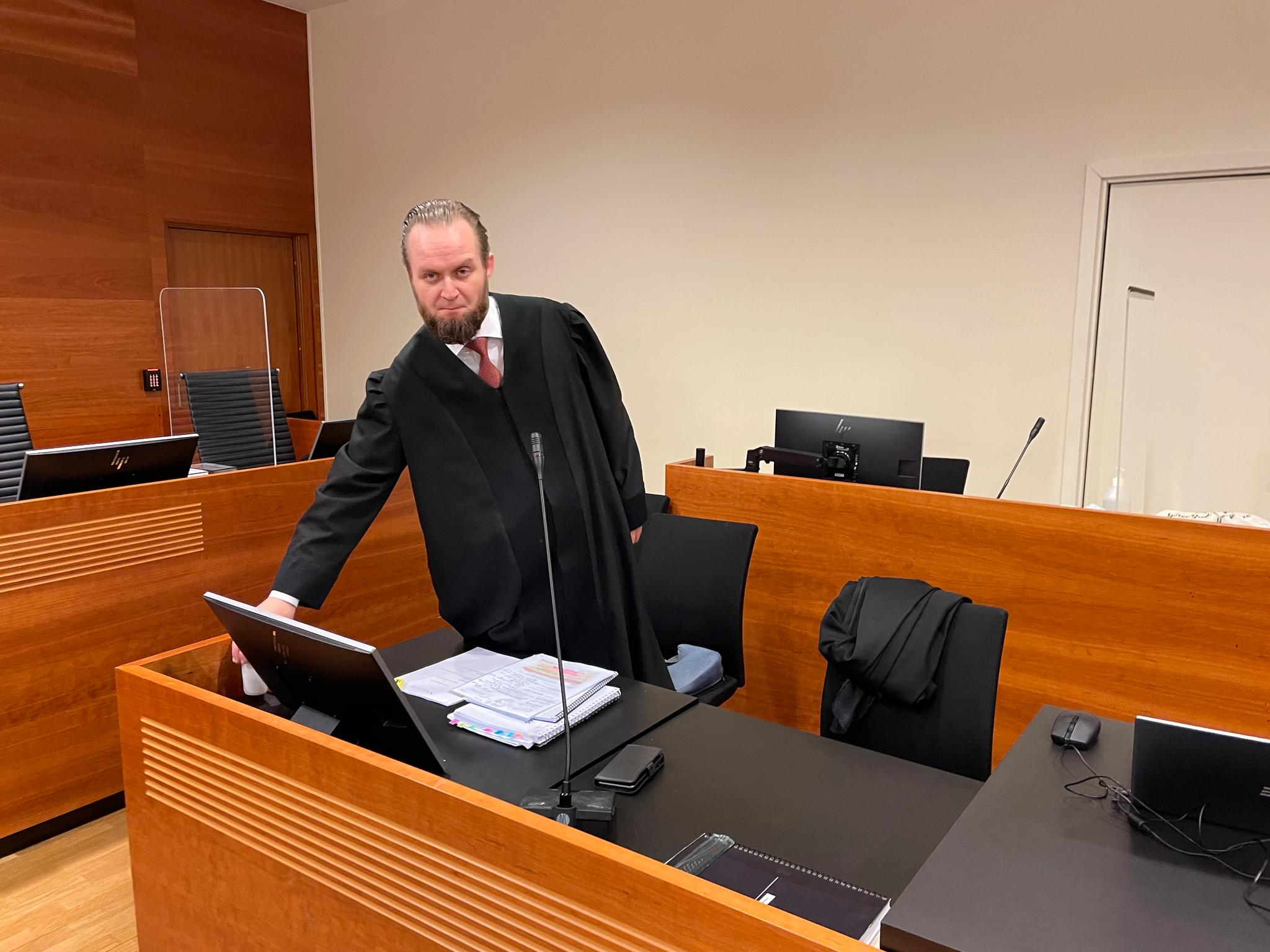 Forsvarer Nils Christian Nordhus sier hans klient er trist og samtidig lettet over Høyesteretts dom mot kvinnen som var gift med en IS-fremmedkriger. 