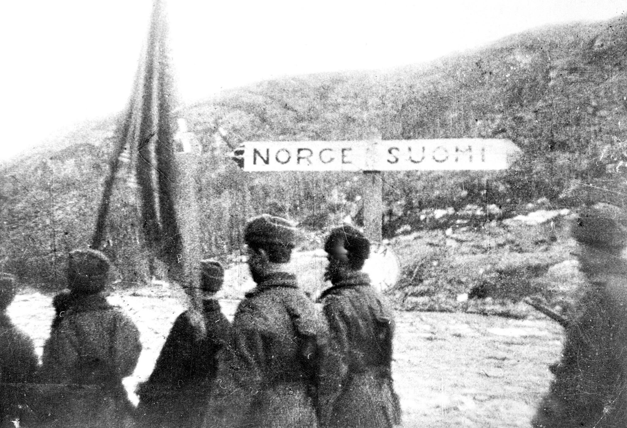  Sovjet-russiske soldater på norsk jord, idet de passerer den norske grensen. 