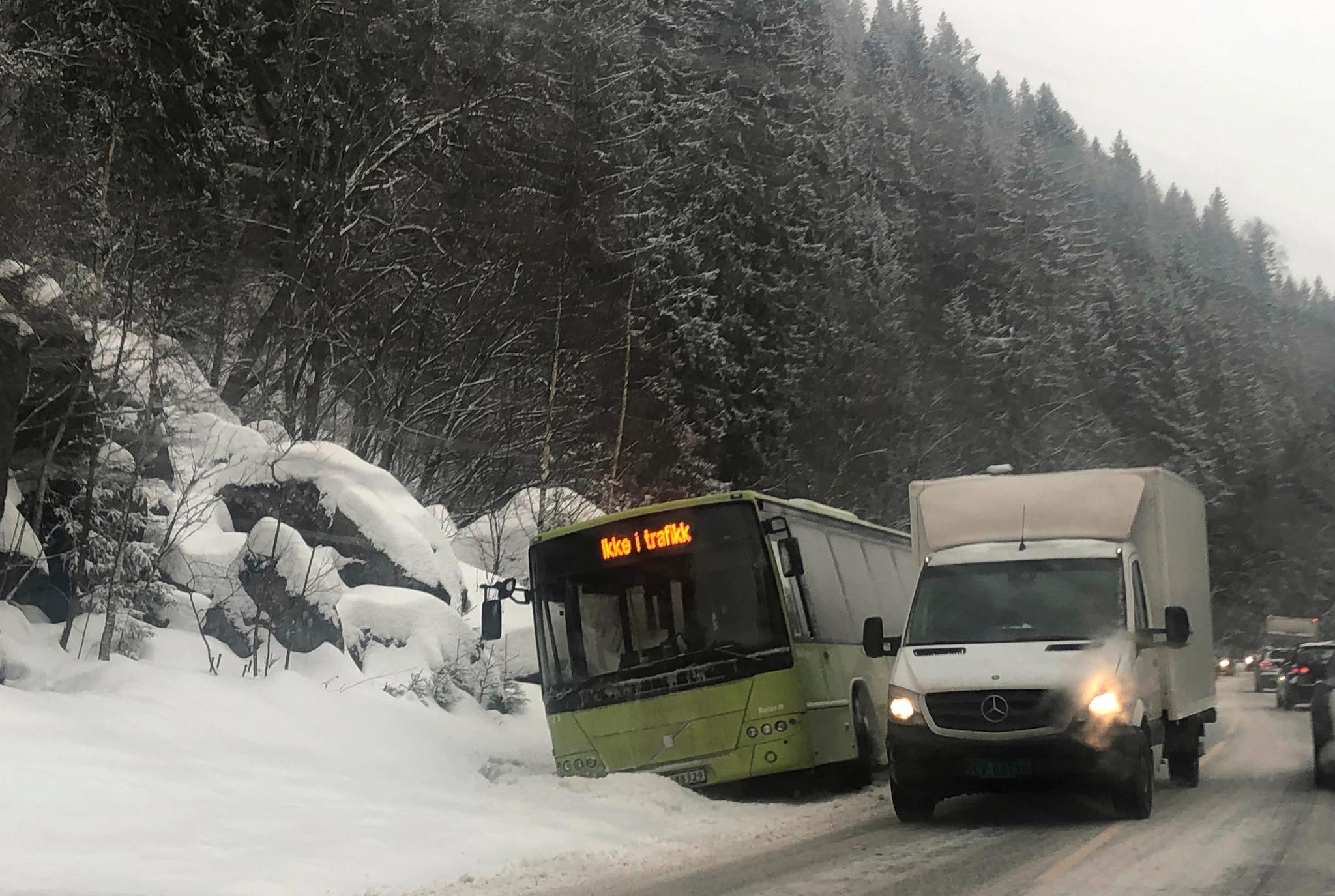 På Riksvei 120 mellom Gjerdrum og Skedsmokorset havnet en buss utfor veien onsdag formiddag. Dette er kun ett av mange trafikkuhell gjennom dagen. 