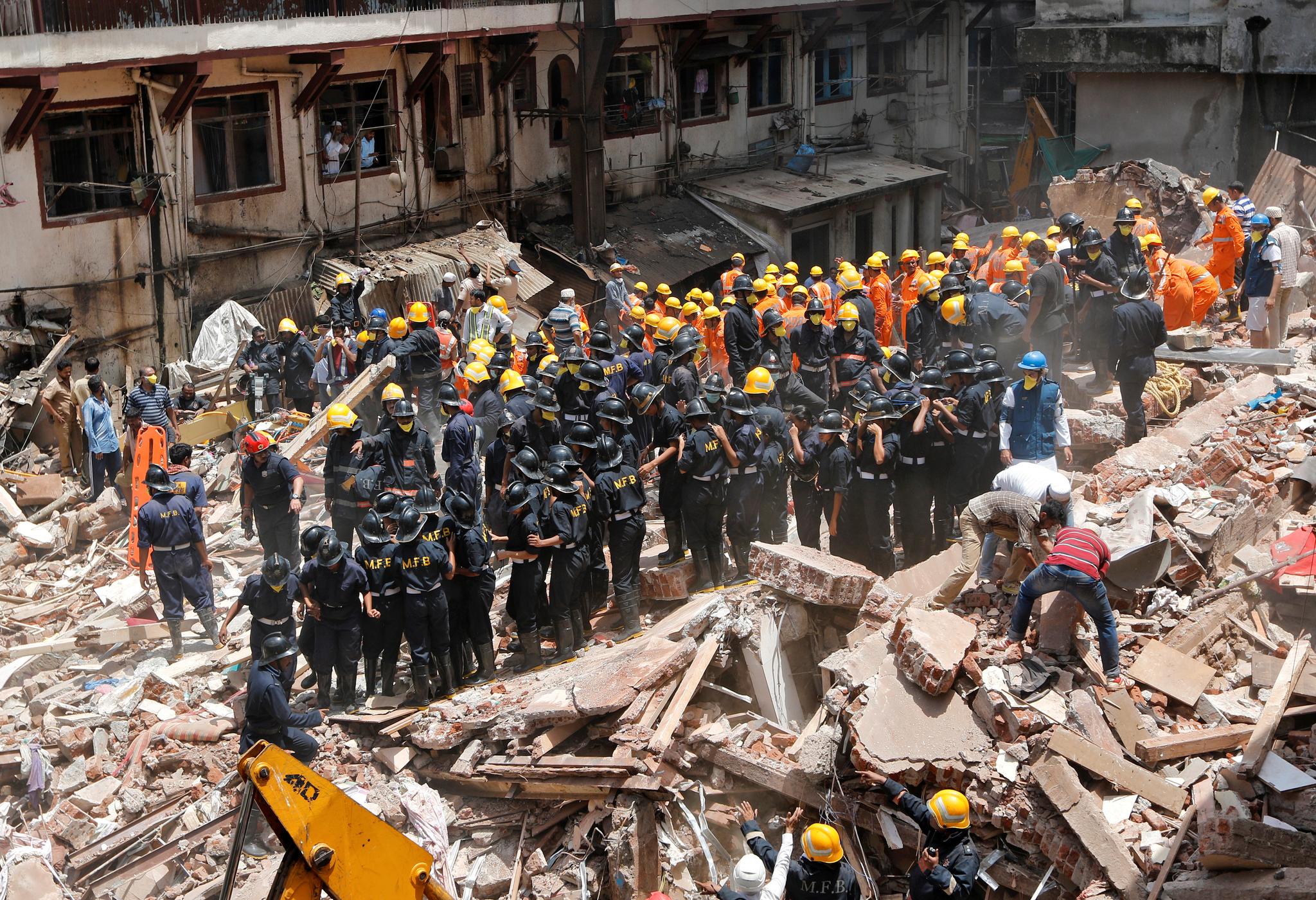 En treetasjes bygning raste torsdag sammen i Mumbai. 